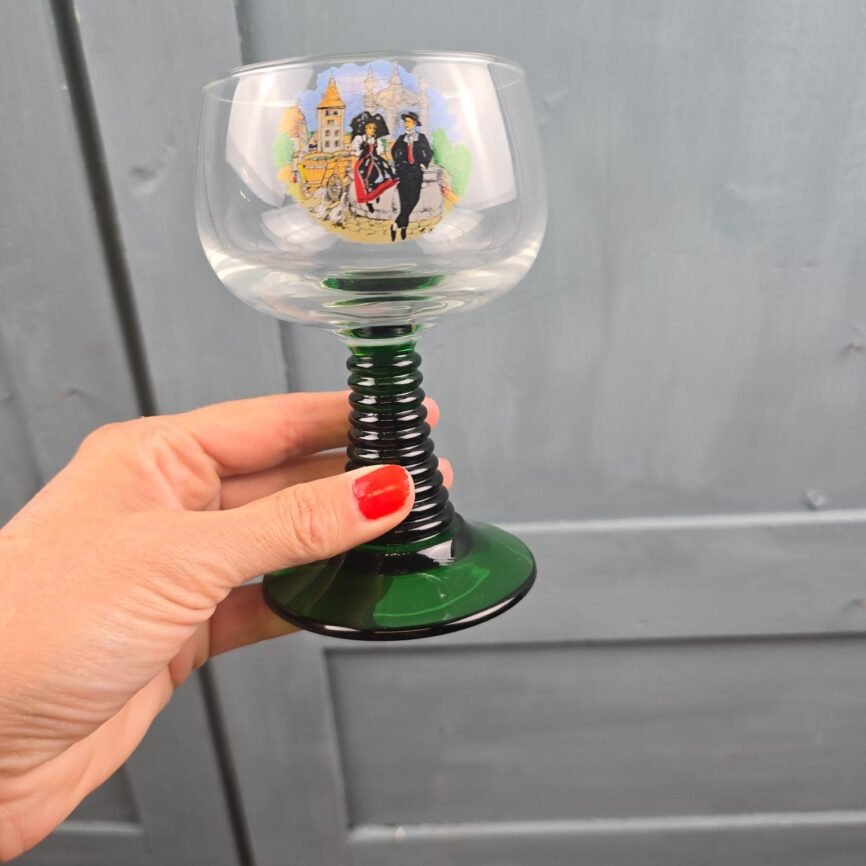 Verre à vin Luminarc tenu à la main, pied vert torsadé et scène alsacienne