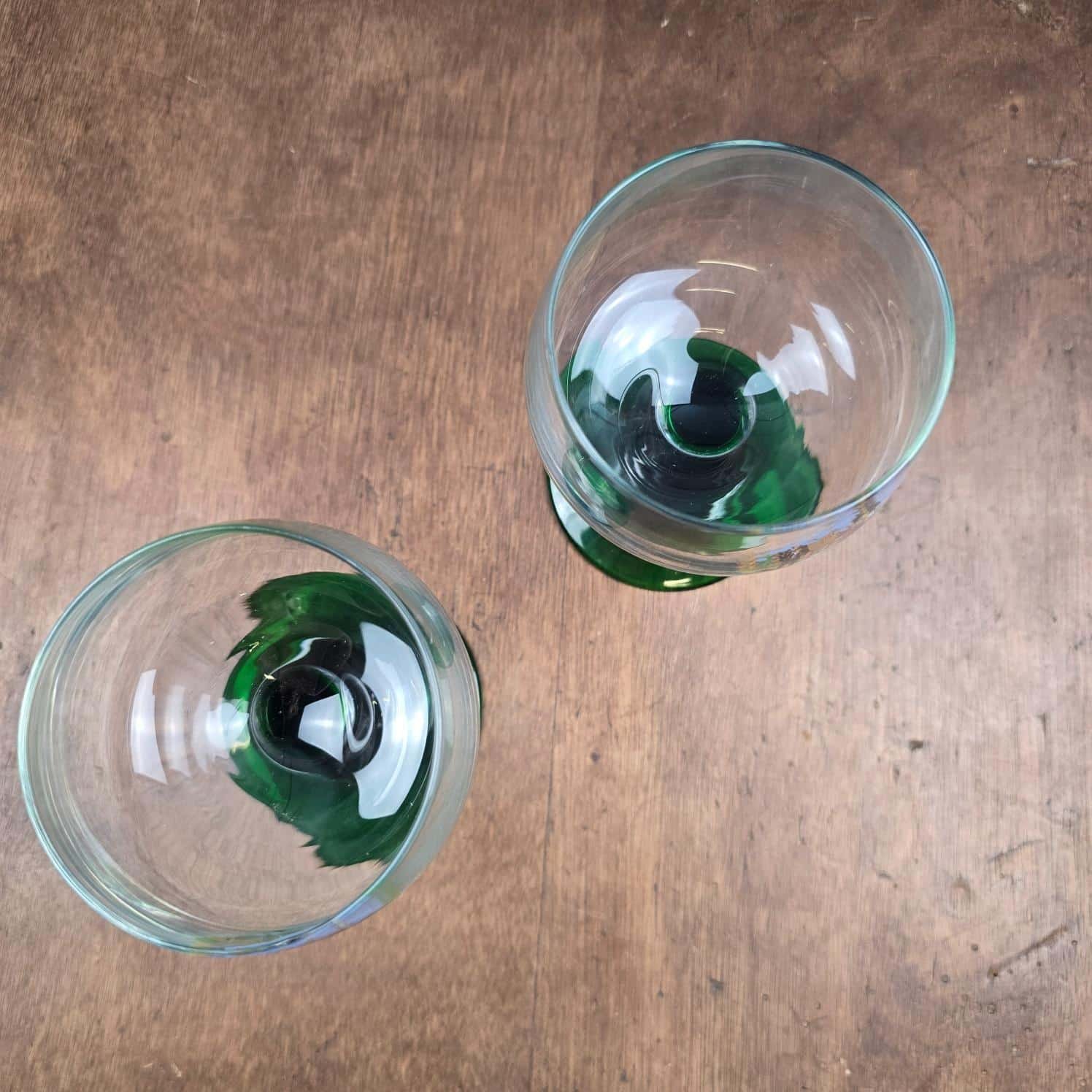 Vue plongeante à l’intérieur des deux coupes transparentes des verres Luminarc