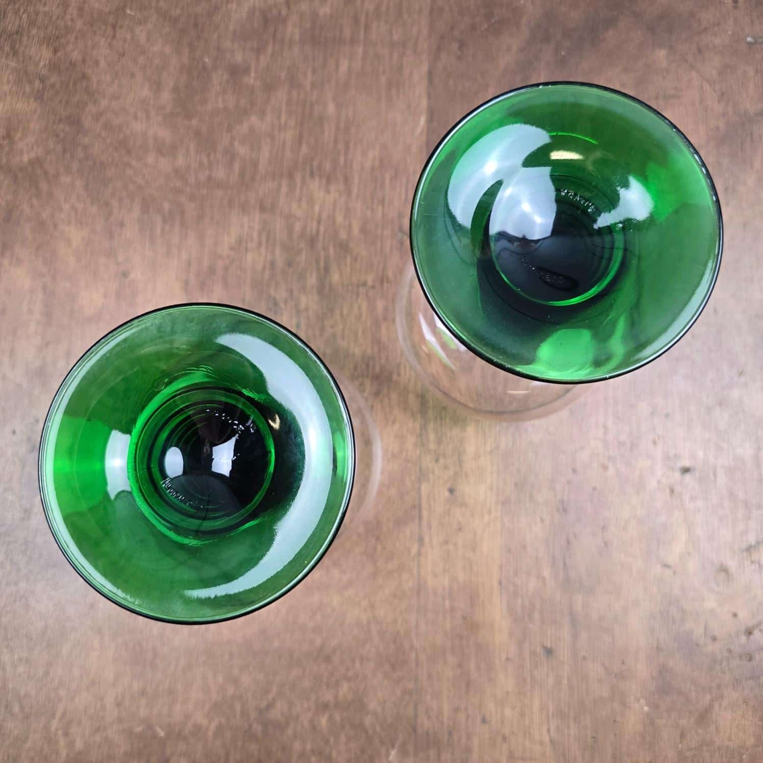 Vue sous les pieds verts du duo de verres à vin Luminarc aux décors alsaciens