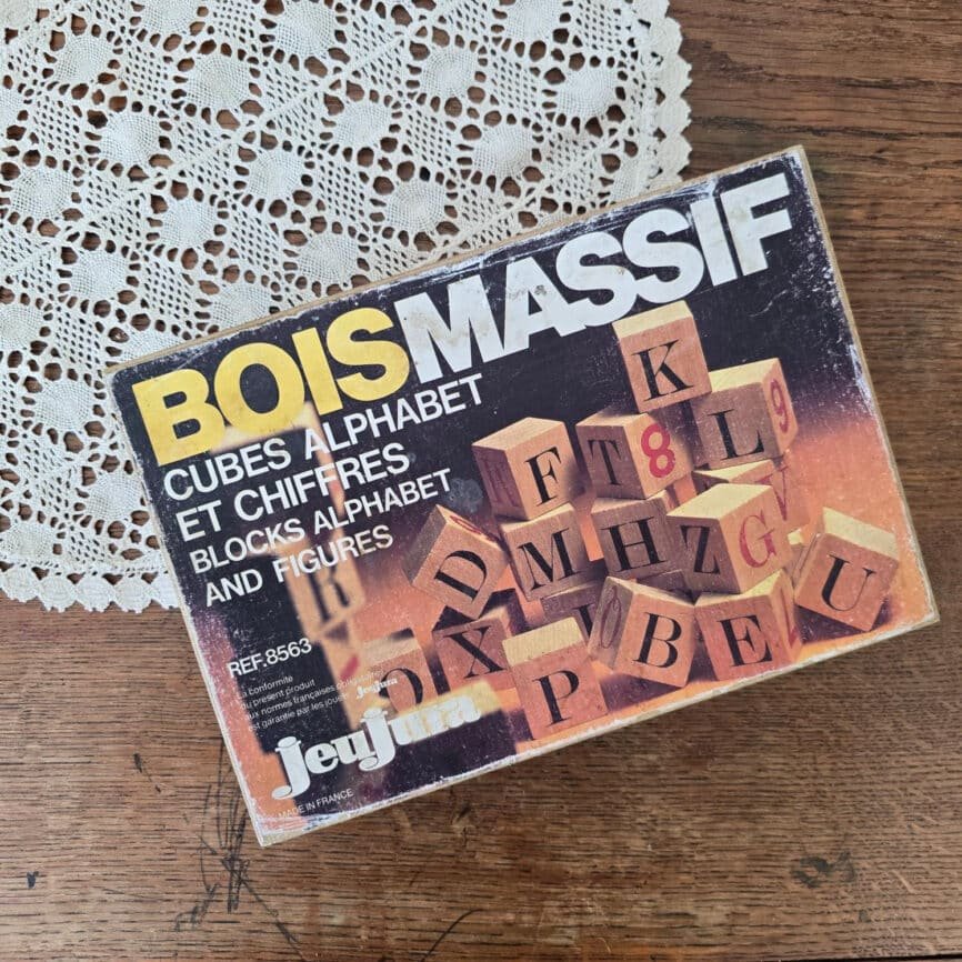 Vue de dessus du jeu Jeujura Bois Massif, boîte fermée avec illustration de cubes alphabet