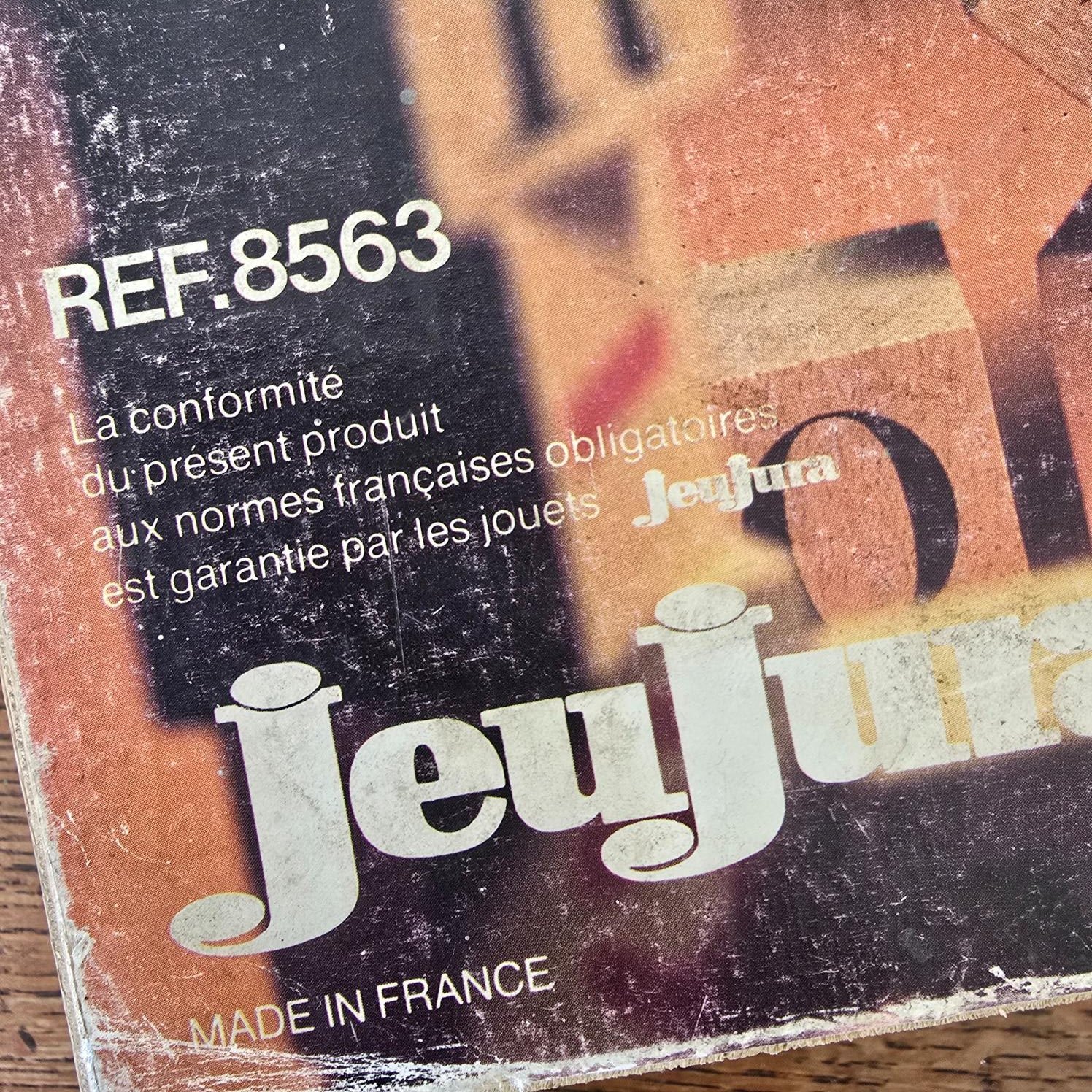 Détail de la référence 8563 imprimée sur le couvercle du coffret de cubes Jeujura