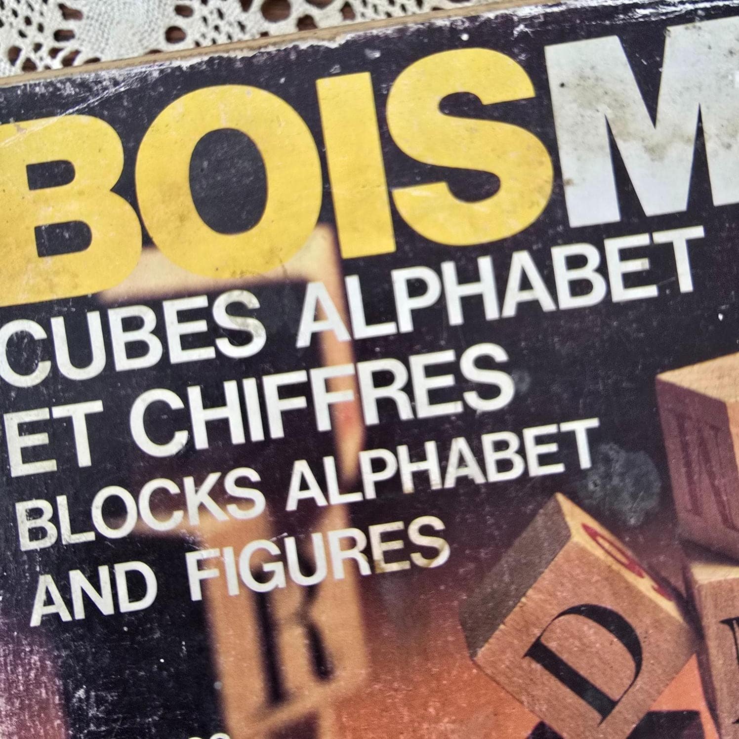 Gros plan de l’inscription Bois Massif et Cubes Alphabet et Chiffres sur la boîte Jeujura