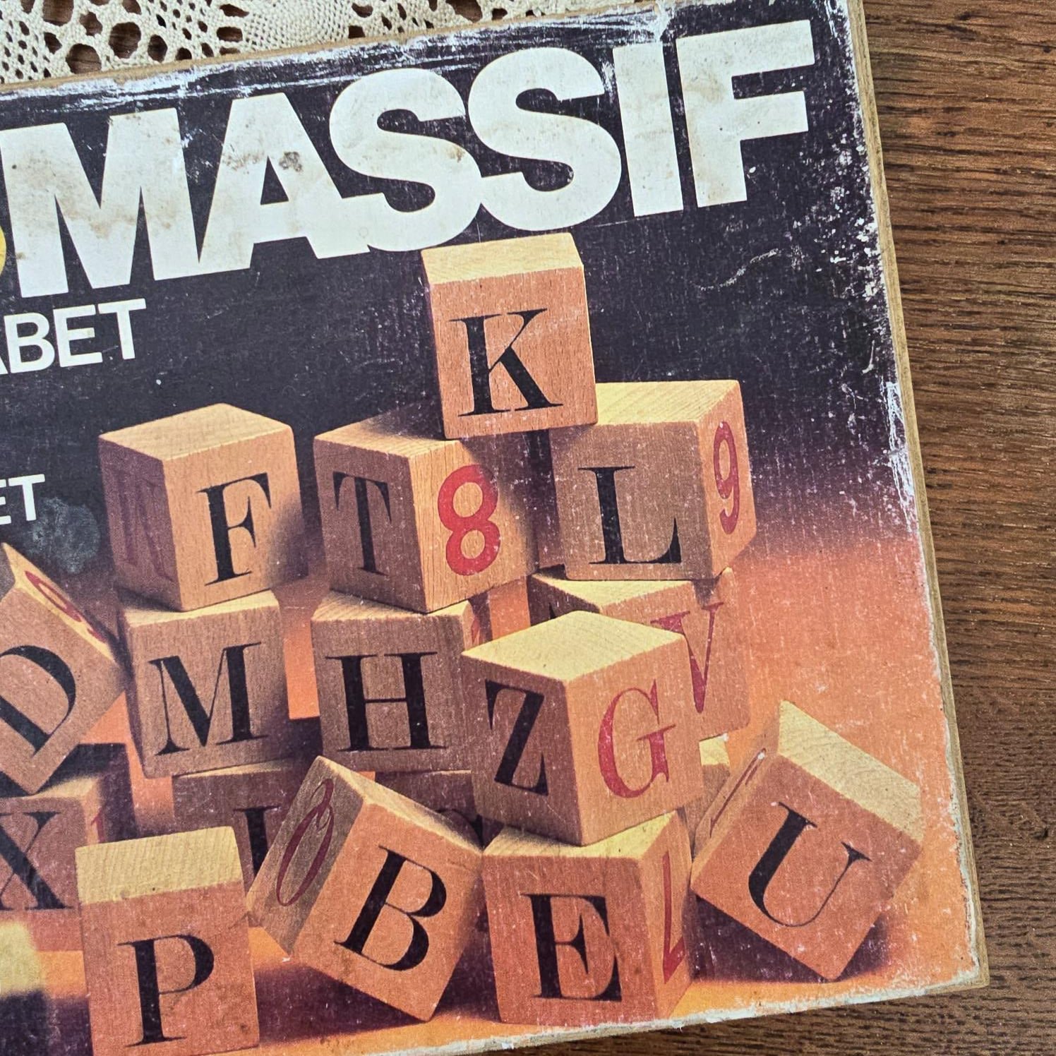 Détail de l’illustration et du logo Jeujura sur le couvercle du jeu de cubes