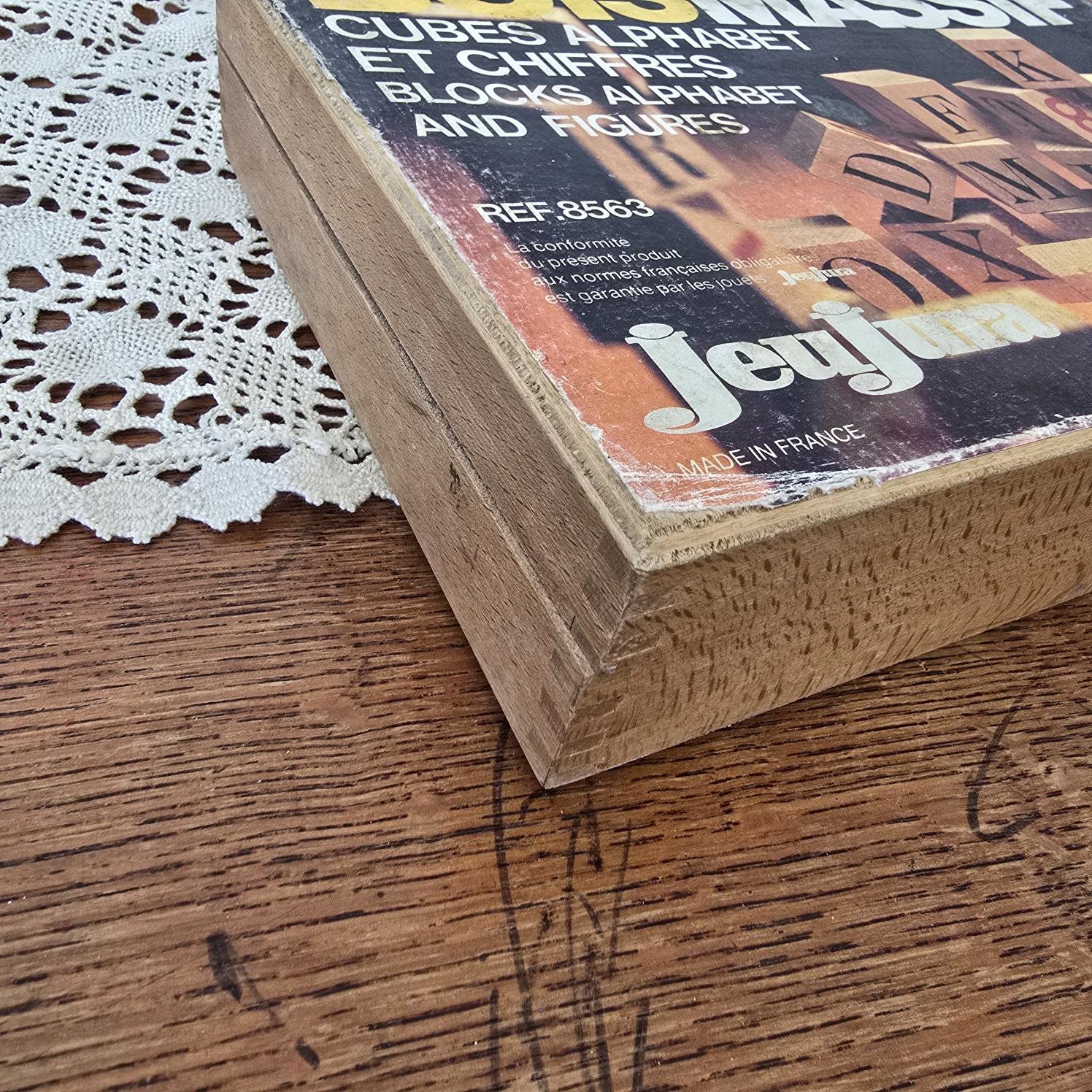 Vue de biais du coffret Jeujura fermé avec illustration Bois Massif sur le couvercle
