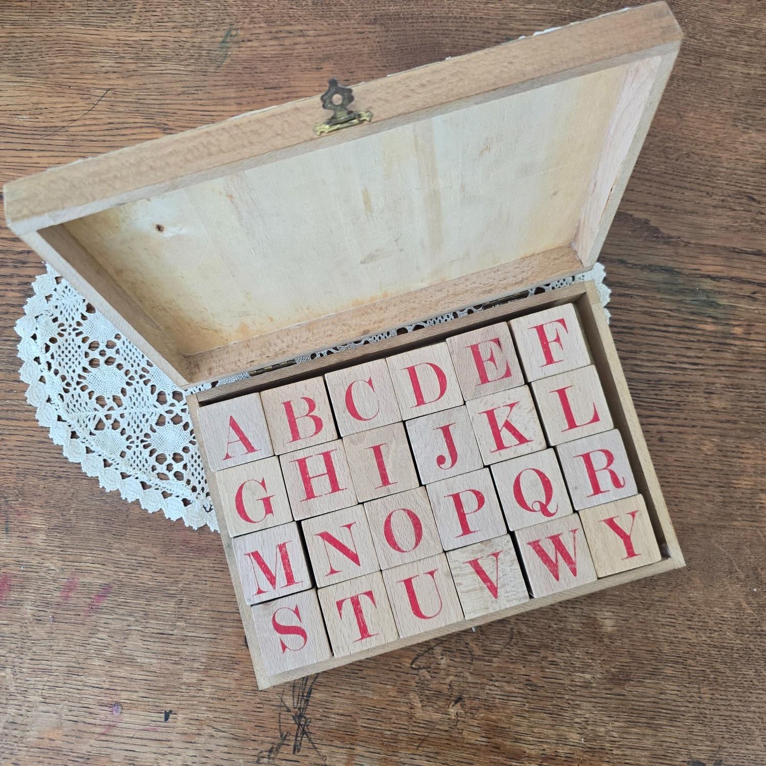 Jeu Jeujura de cubes en bois, coffret ouvert avec lettres rouges de l’alphabet