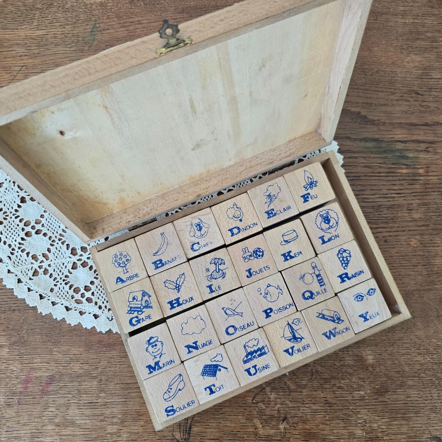 Coffret Jeujura de cubes en bois massif ouvert, montrant les cubes à chiffres bleus