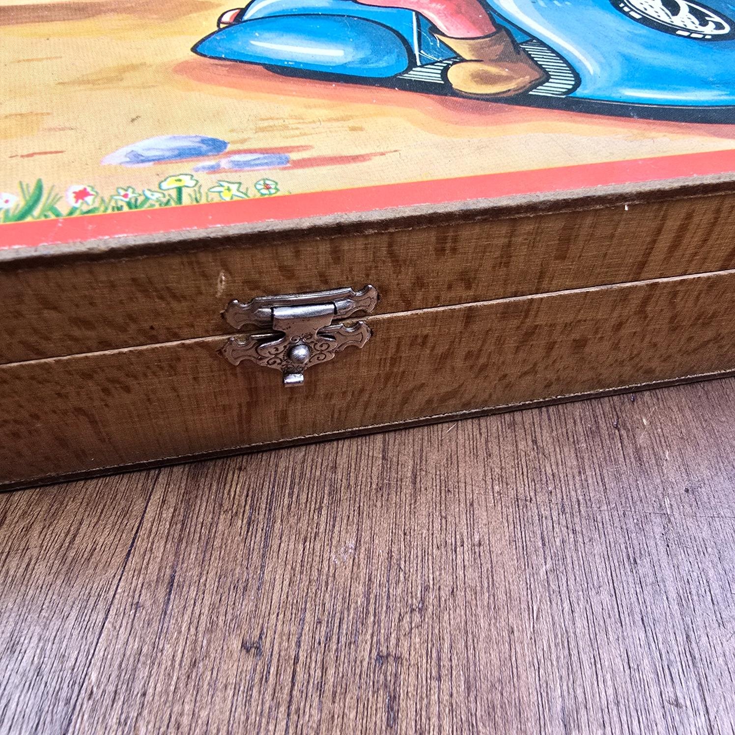 Coffret de cubes éducatifs ouvert, intérieur de la boîte et cubes à chiffres