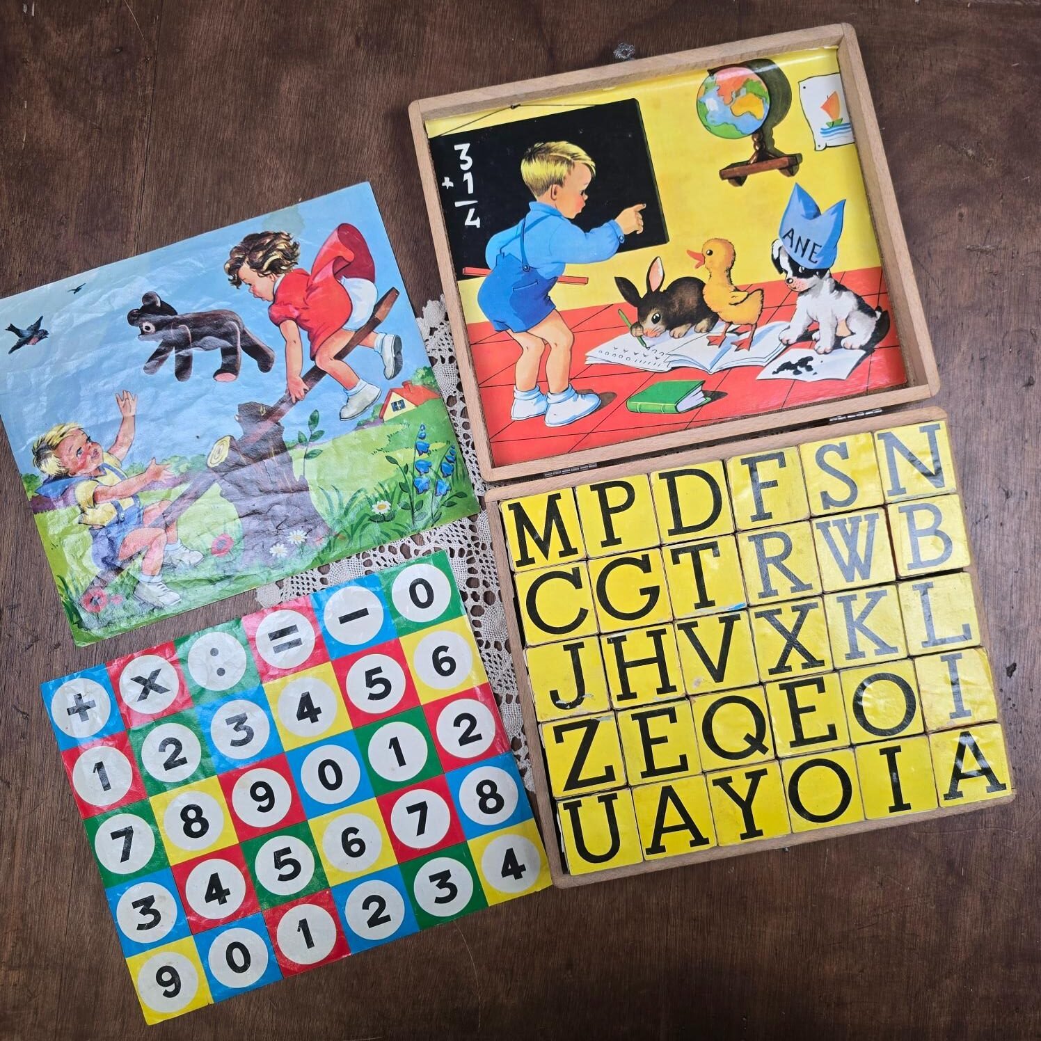 Jeu de cubes illustrés vintage, planche et cubes montrant une scène enfantine