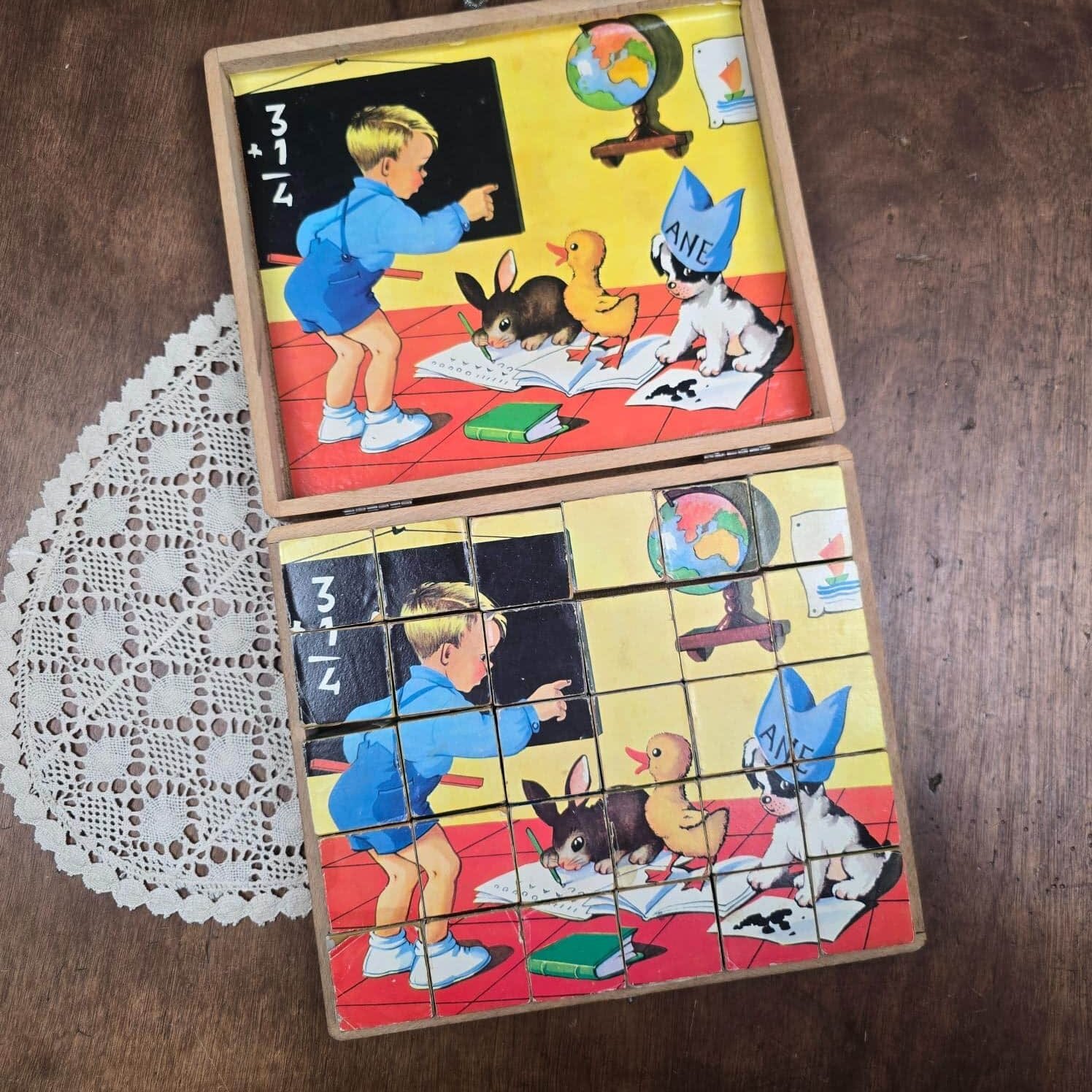 Cubes de puzzle vintage représentant deux enfants sur fond sombre