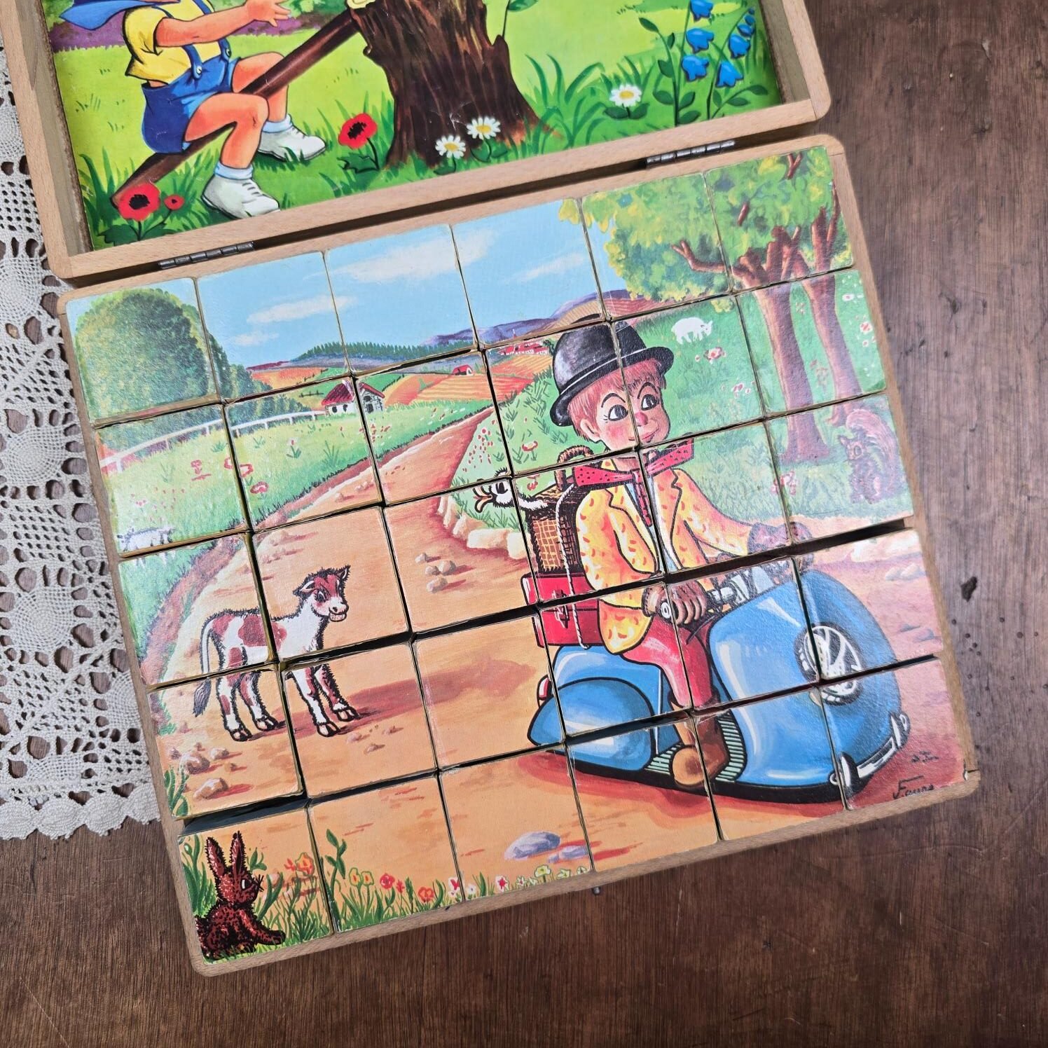 Cubes éducatifs avec alphabet bleu et illustration de deux enfants