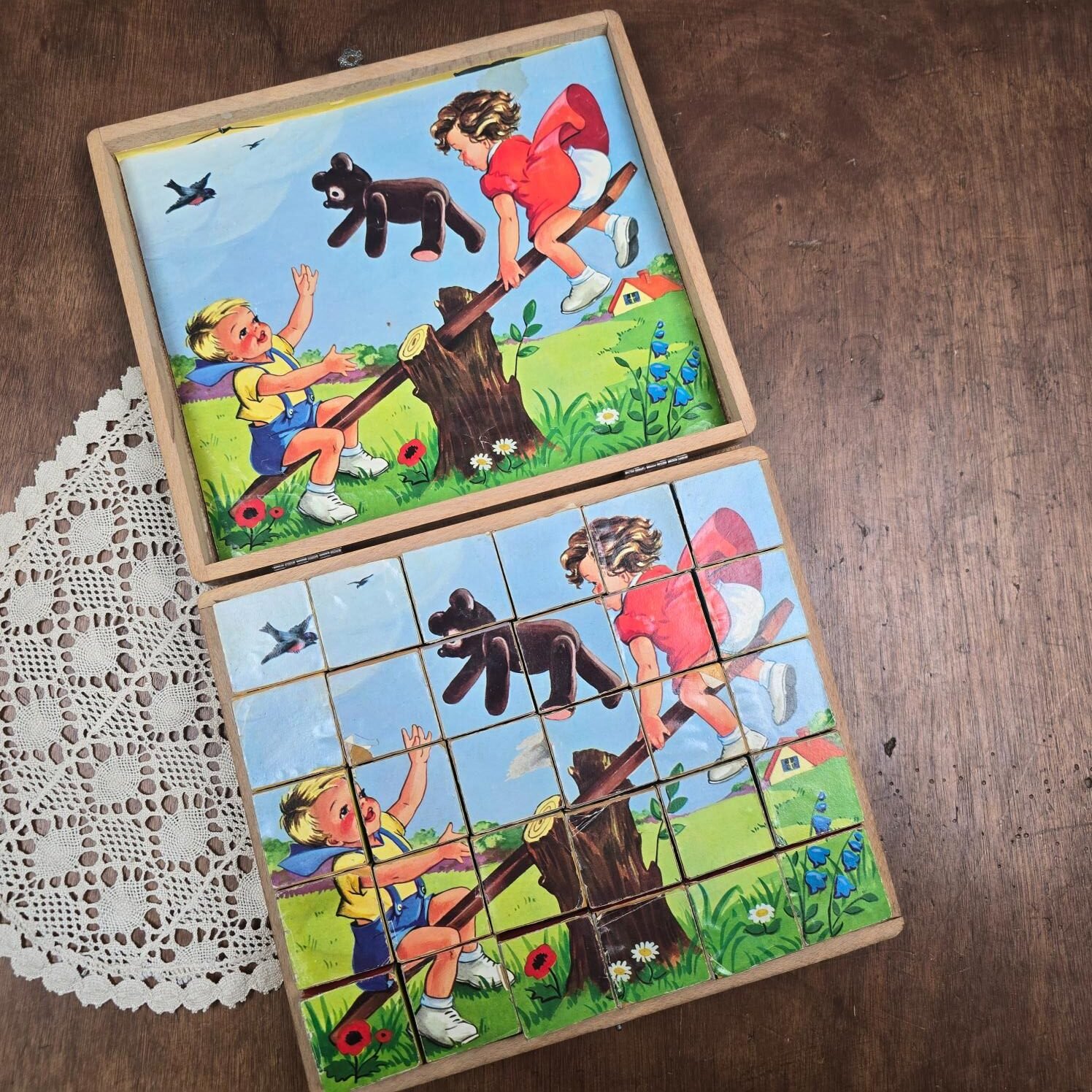 Vue d’ensemble des faces du jeu de cubes ancien : lettres, chiffres et images