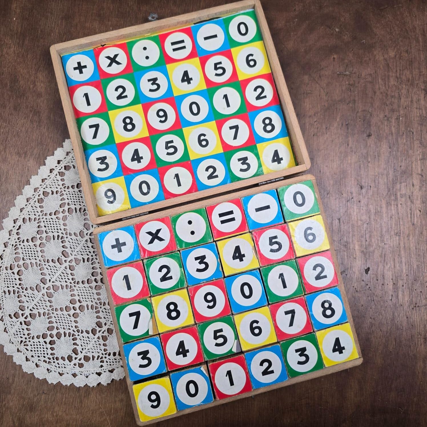 Détail du fermoir métallique sur la boîte en bois du jeu de cubes