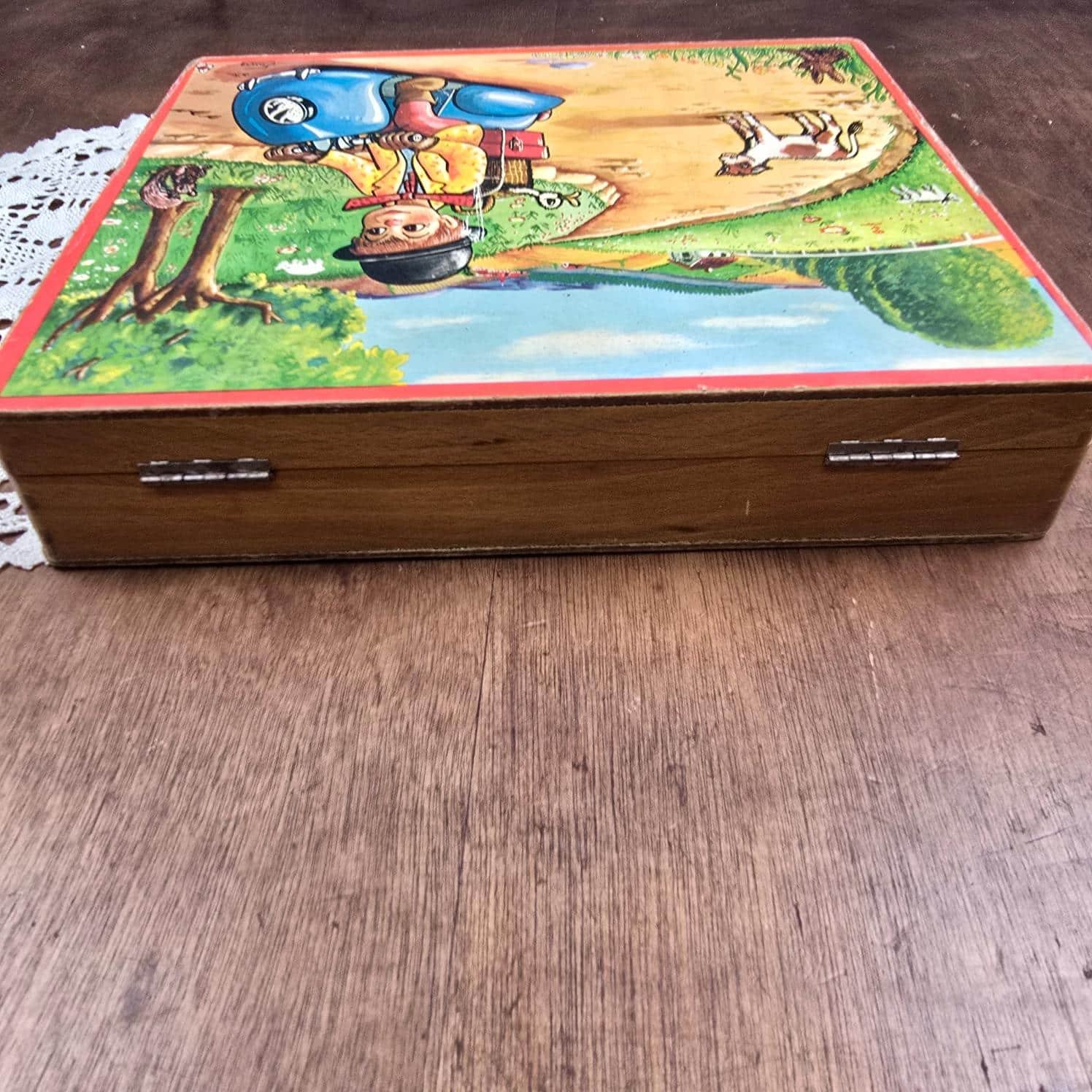 Détail du dessin d’un cheval sur le couvercle illustré du jeu de cubes