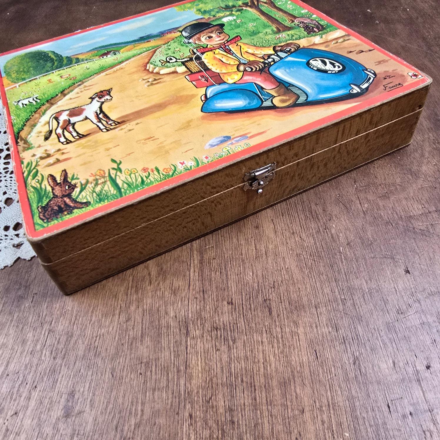 Vue du couvercle illustré du jeu de cubes vintage en bois posé sur une nappe