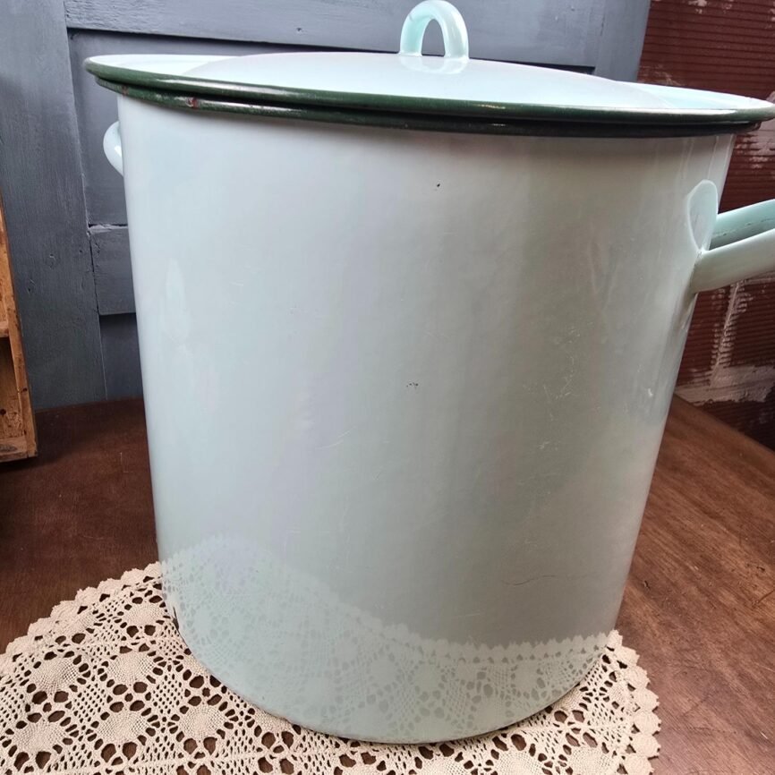 Grande marmite vintage émaillée bleu menthe, vue de côté