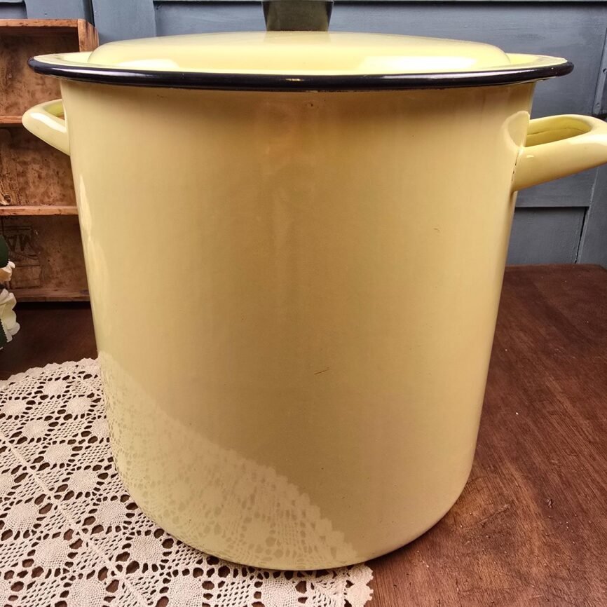 marmite emaillee jaune pastel couvercle vintage deco ancien