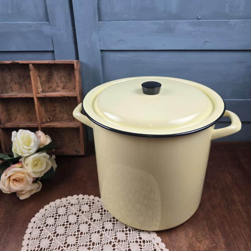 Grande marmite vintage émaillée jaune pastel, ambiance vintage