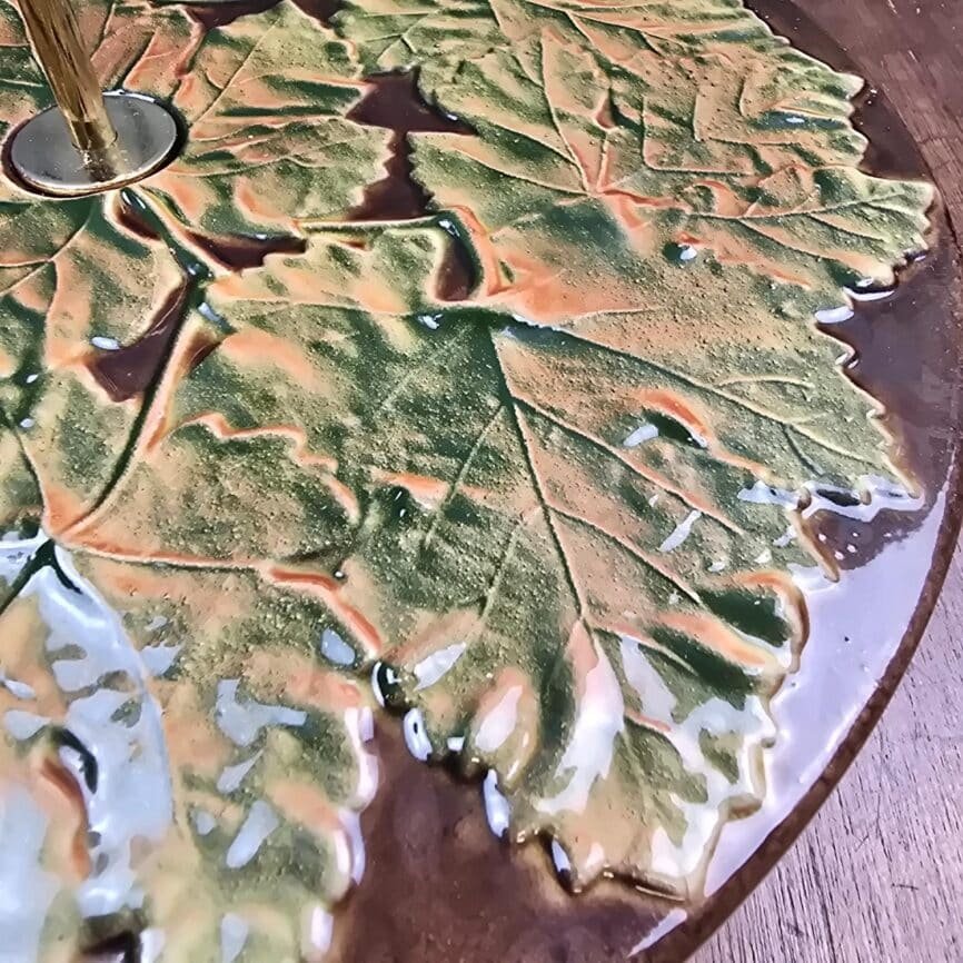 Détail du relief des feuilles de vigne sur le plateau à fromage Saint-Clément
