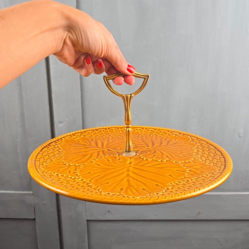 Présentoir à fromage Gien vintage soulevé par sa poignée dorée