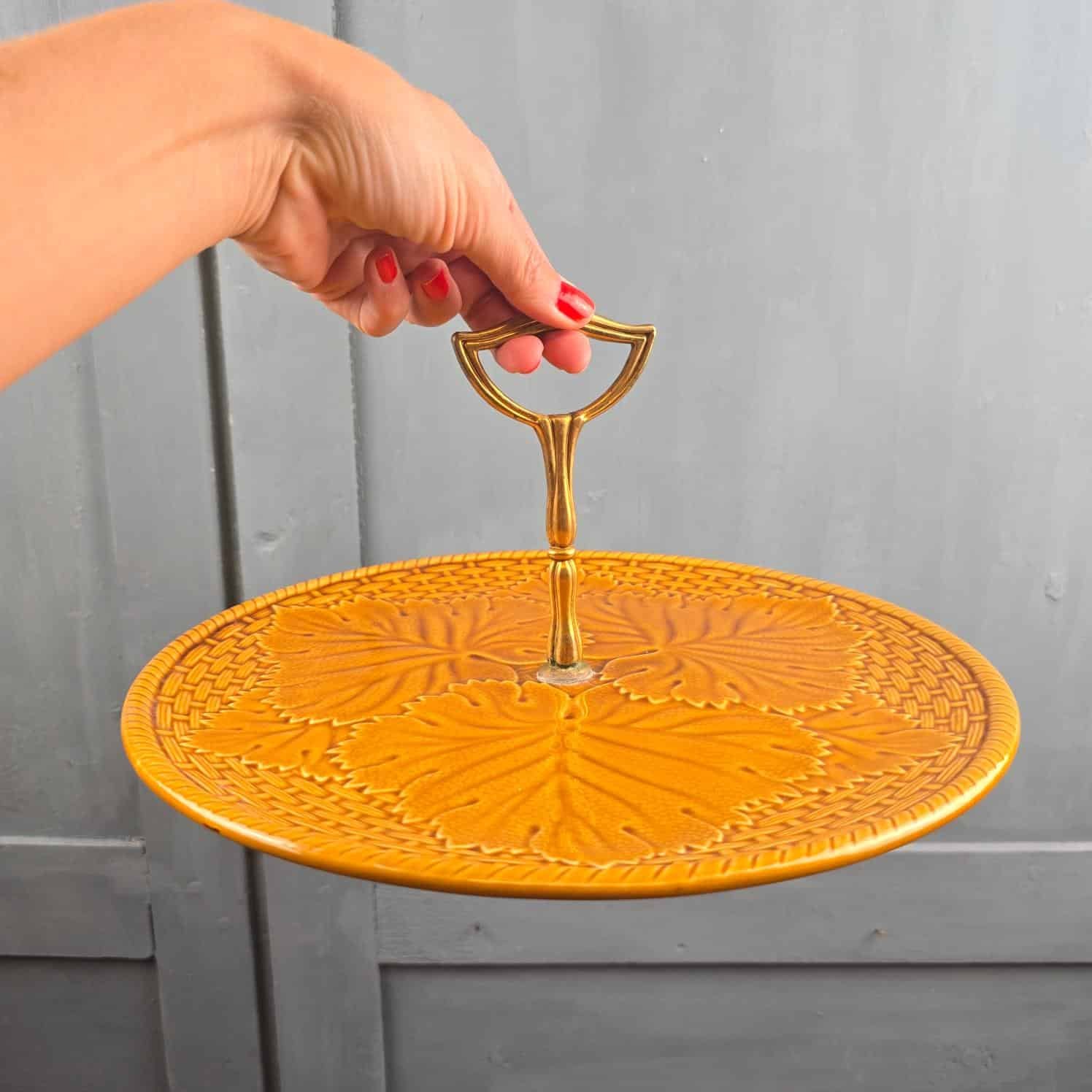 Présentoir à fromage Gien vintage soulevé par sa poignée dorée