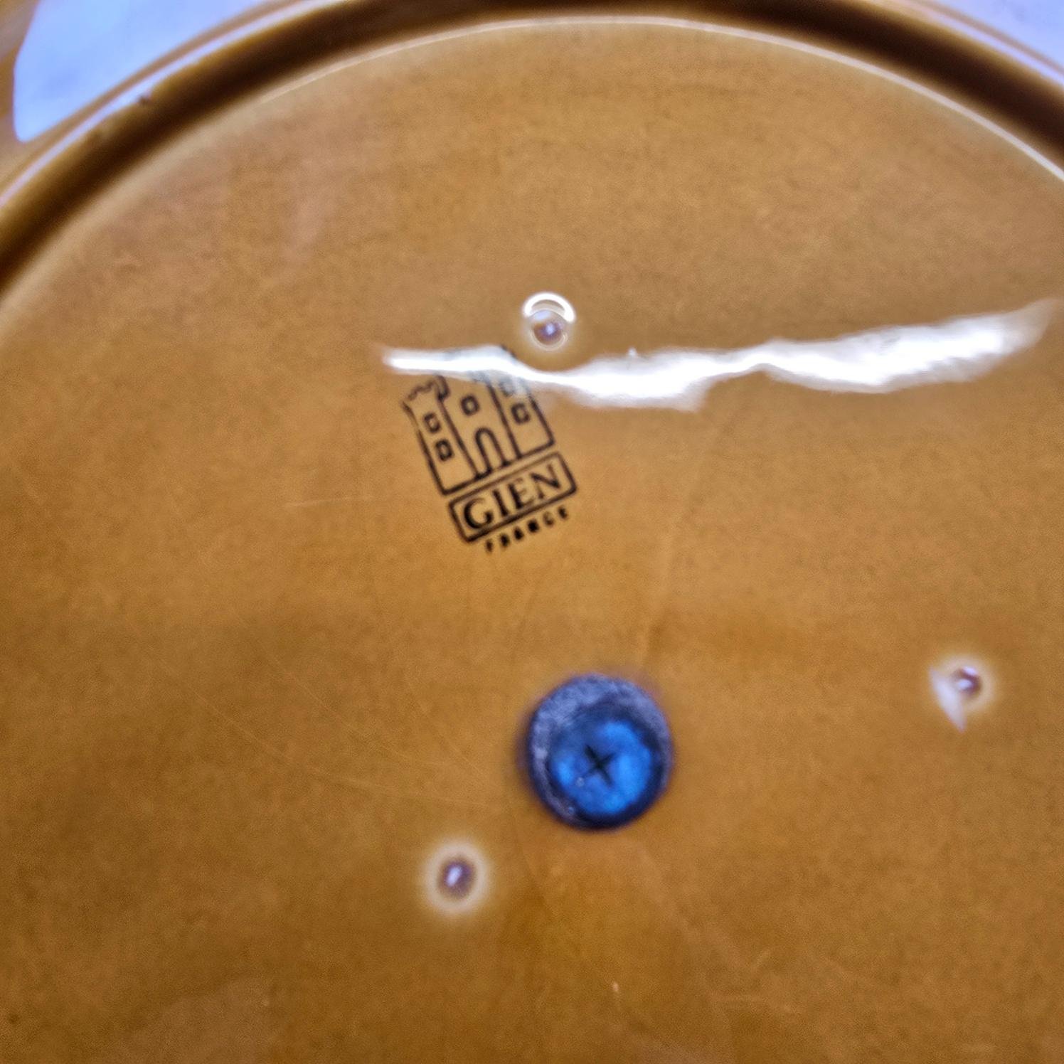 Détail de l’estampille Gien sous le présentoir à fromage vintage