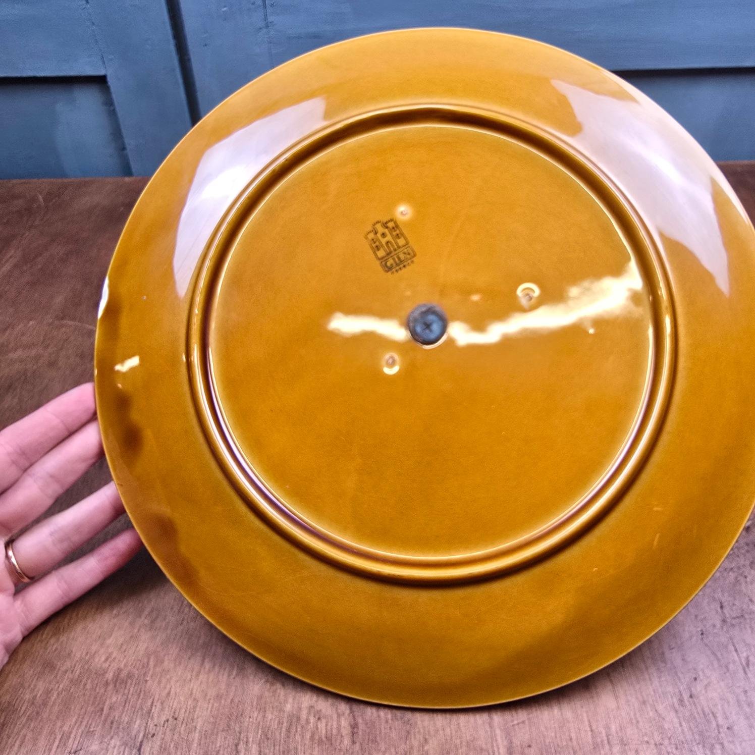 Vue du dessous du présentoir à fromage Gien en faïence ocre