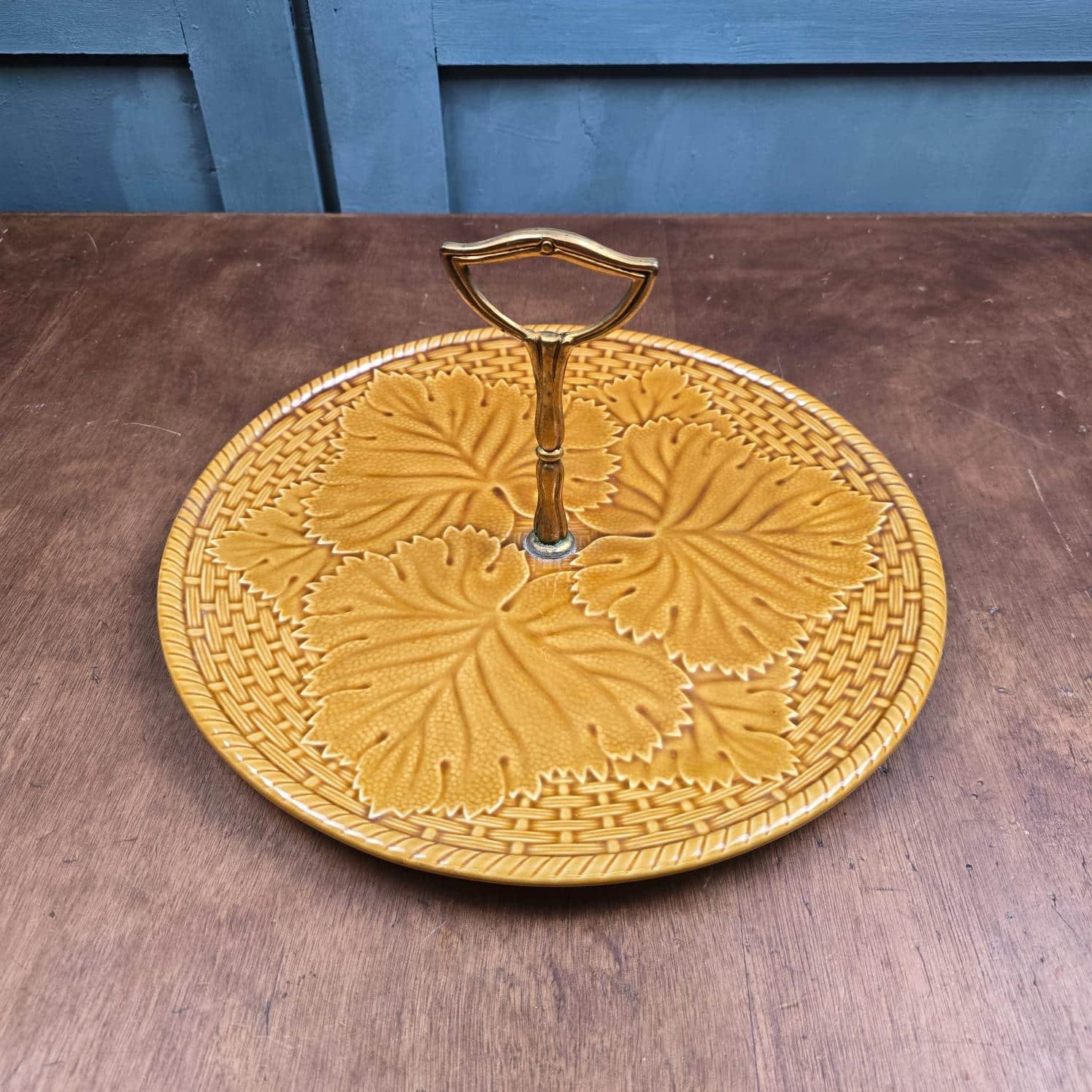 Vue de dessus du présentoir à fromage Gien au décor de feuilles de vigne en relief