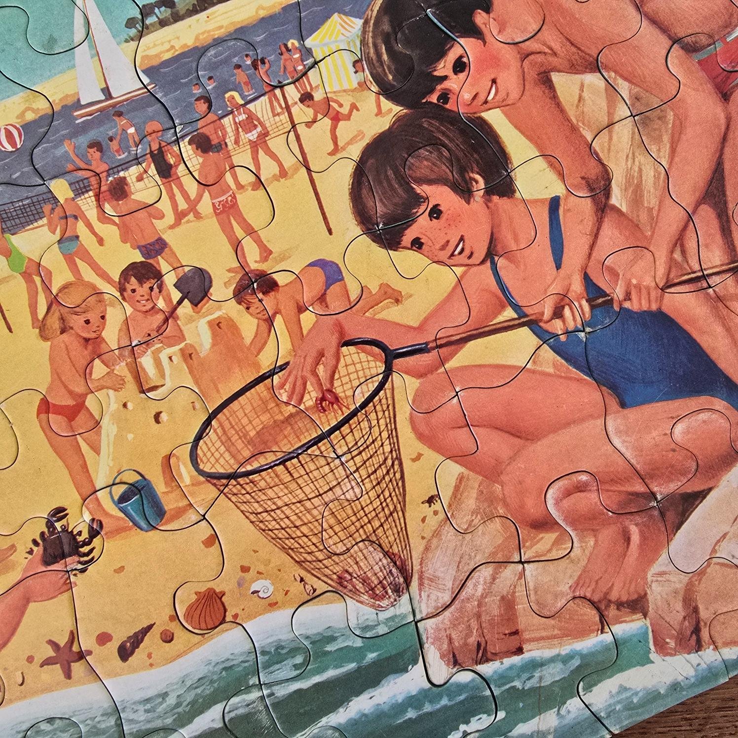 Détail de la scène de plage avec enfants et jouets sur le puzzle vintage
