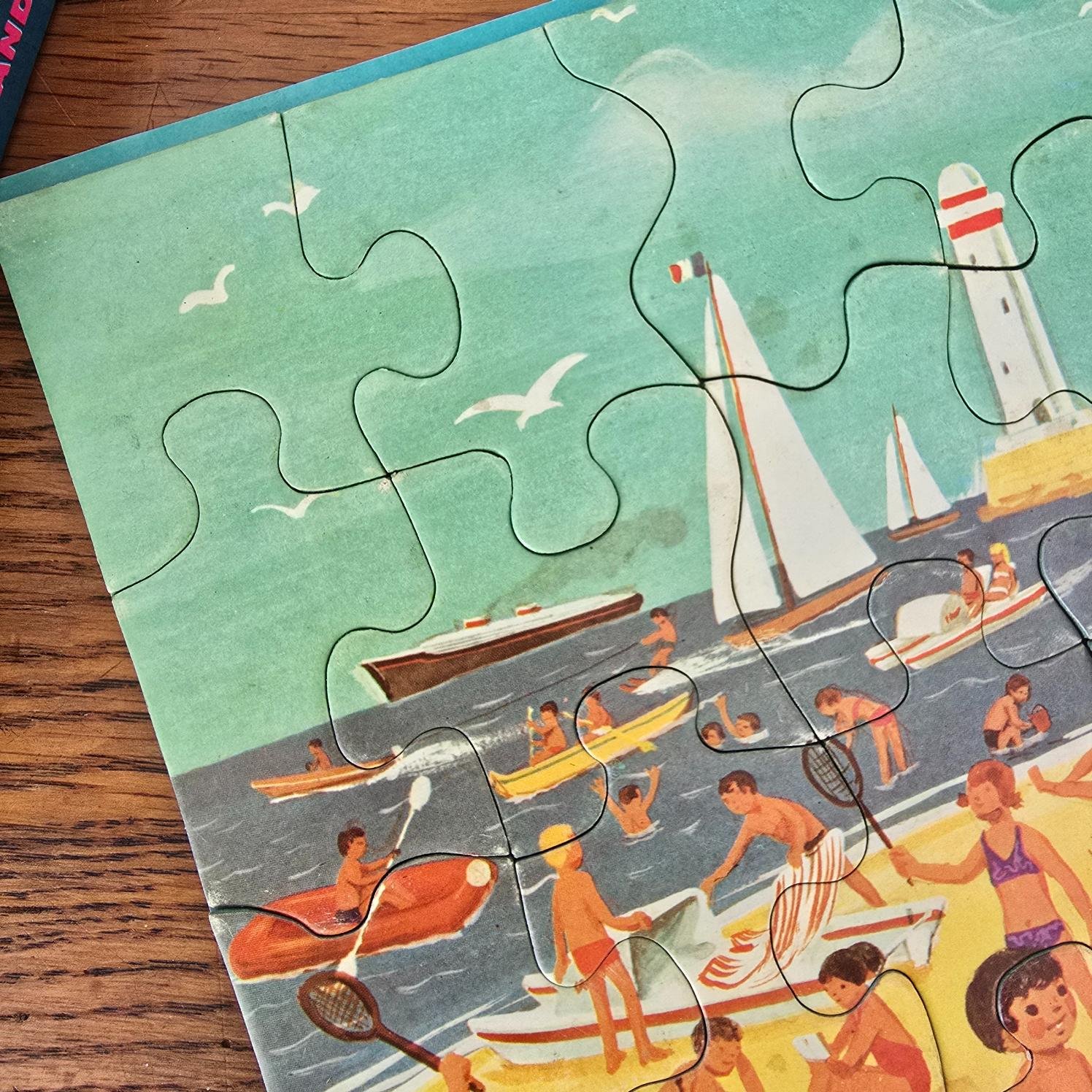 Détail du puzzle Au bord de la mer avec voiliers et mer turquoise