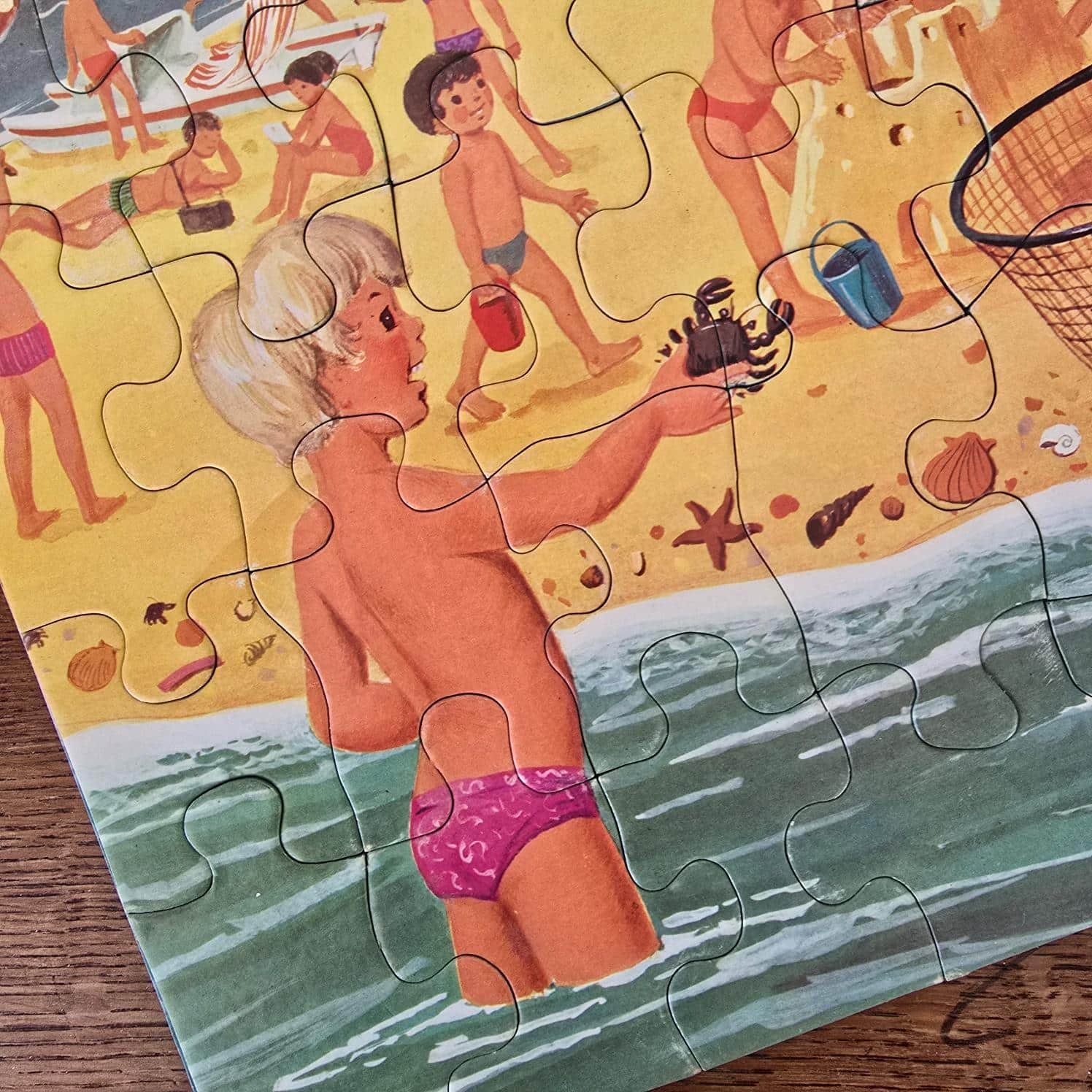 Gros plan du puzzle vintage représentant des enfants jouant sur la plage