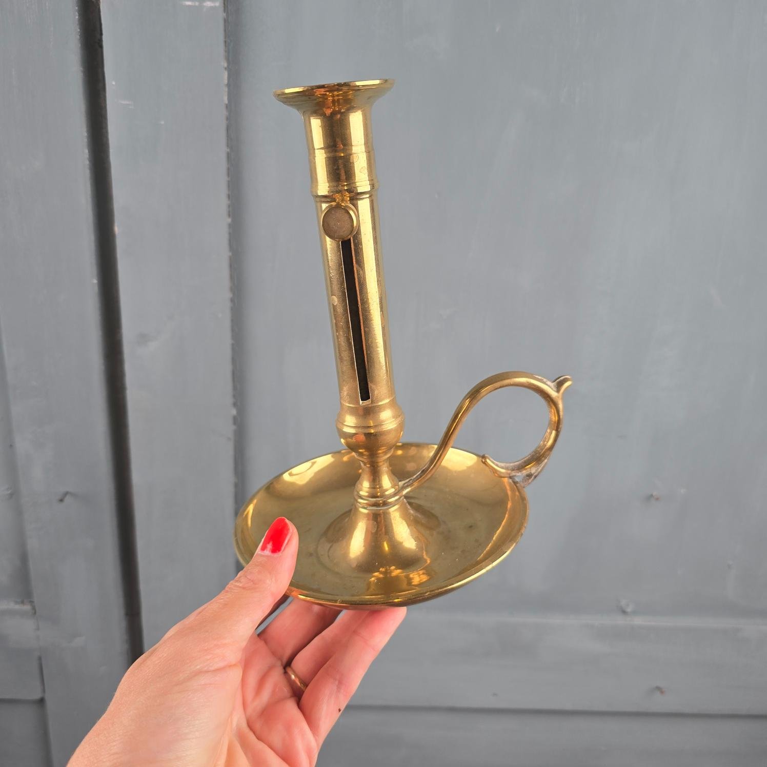 Grand rat de cave ancien en laiton, tenu en main pour mesure