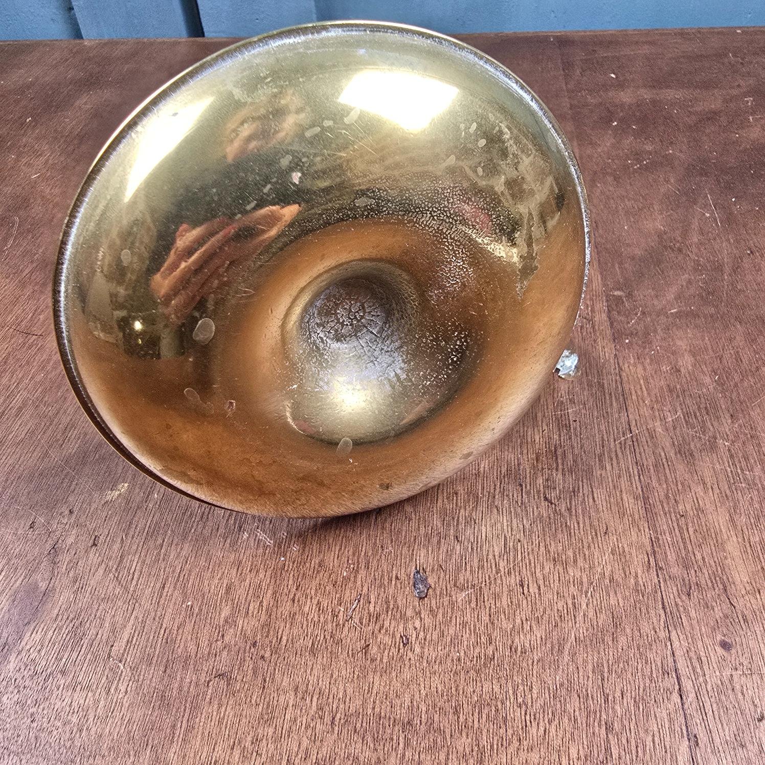 Grand rat de cave ancien en laiton, bougeoir coulissant, vue de dessous sur table en bois