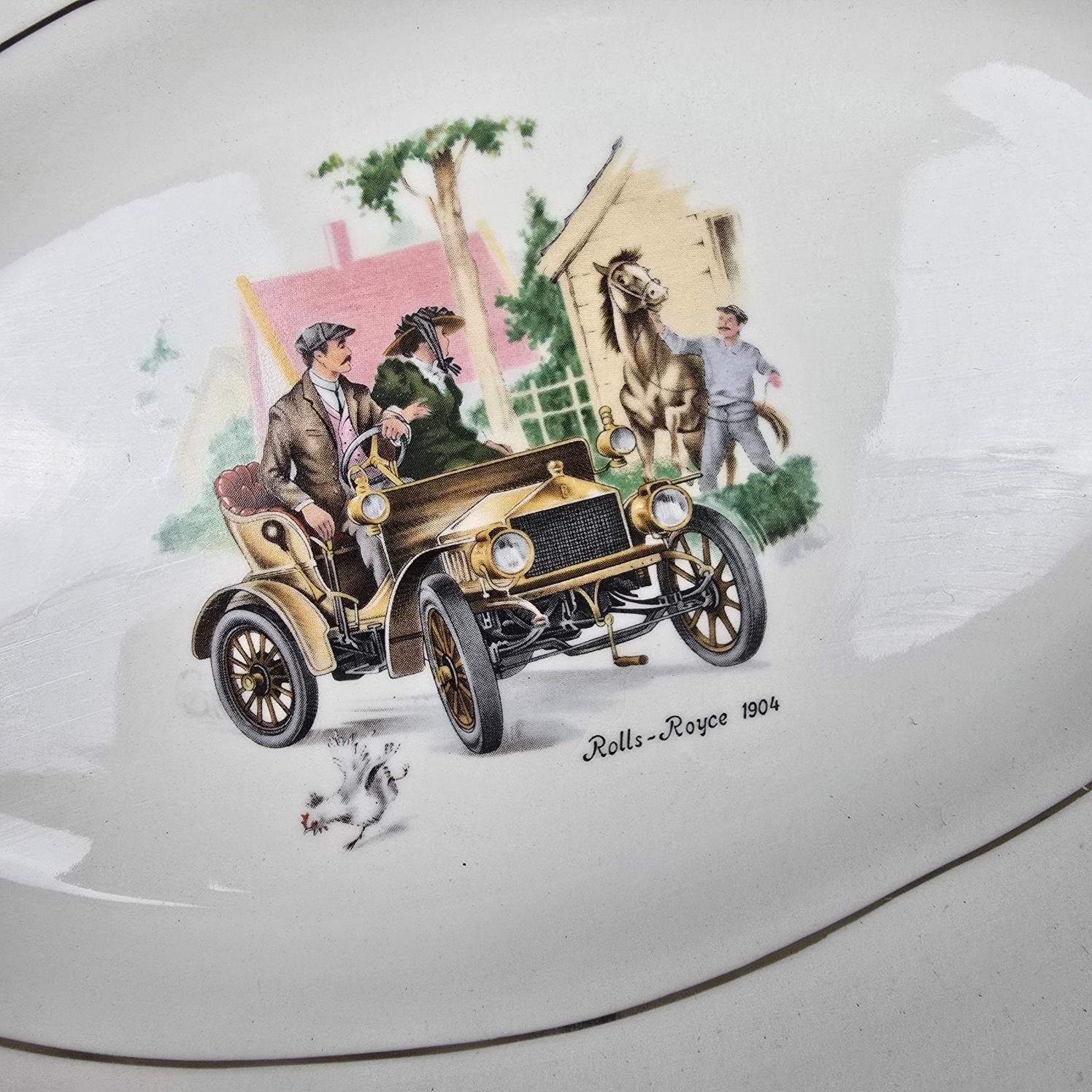 Illustration centrale du ravier avec voiture ancienne, cheval et poule