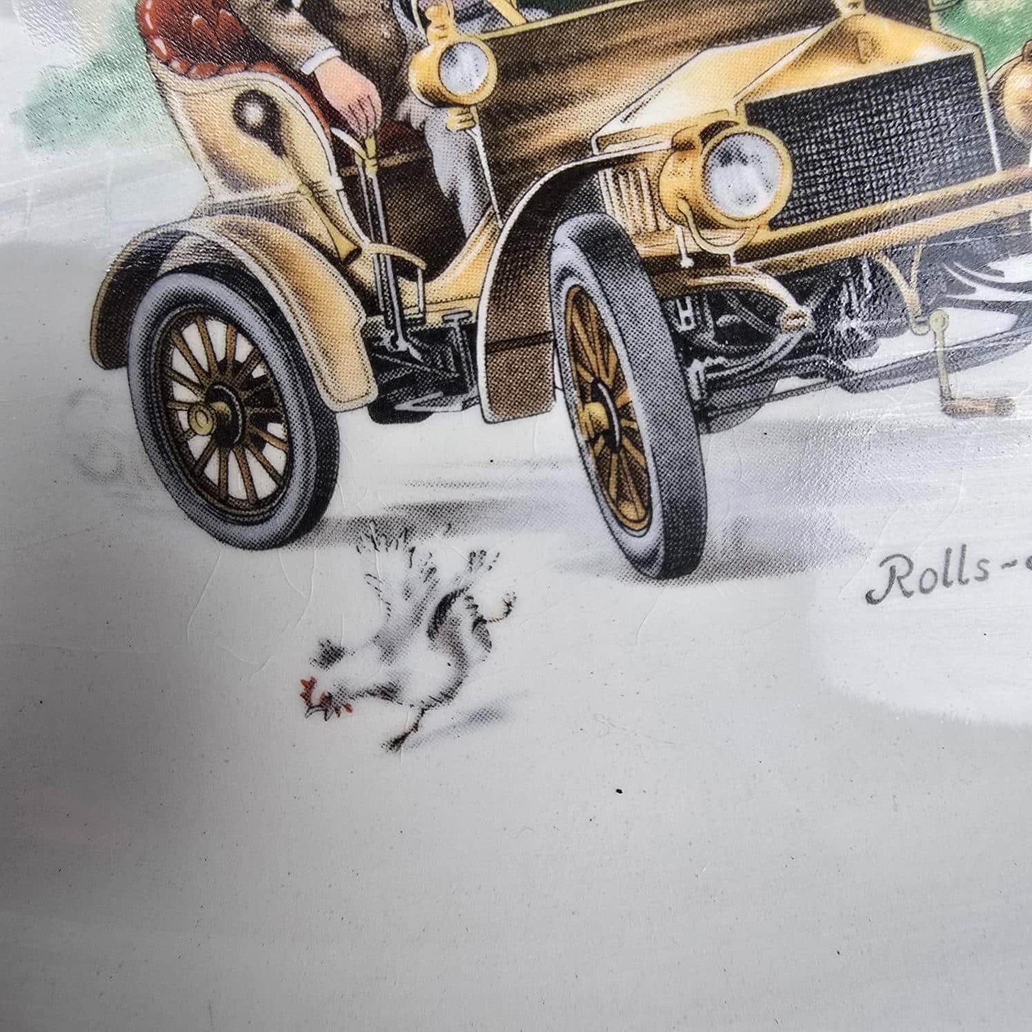 Détail de l’automobile Rolls-Royce 1904 et de ses passagers sur la faïence