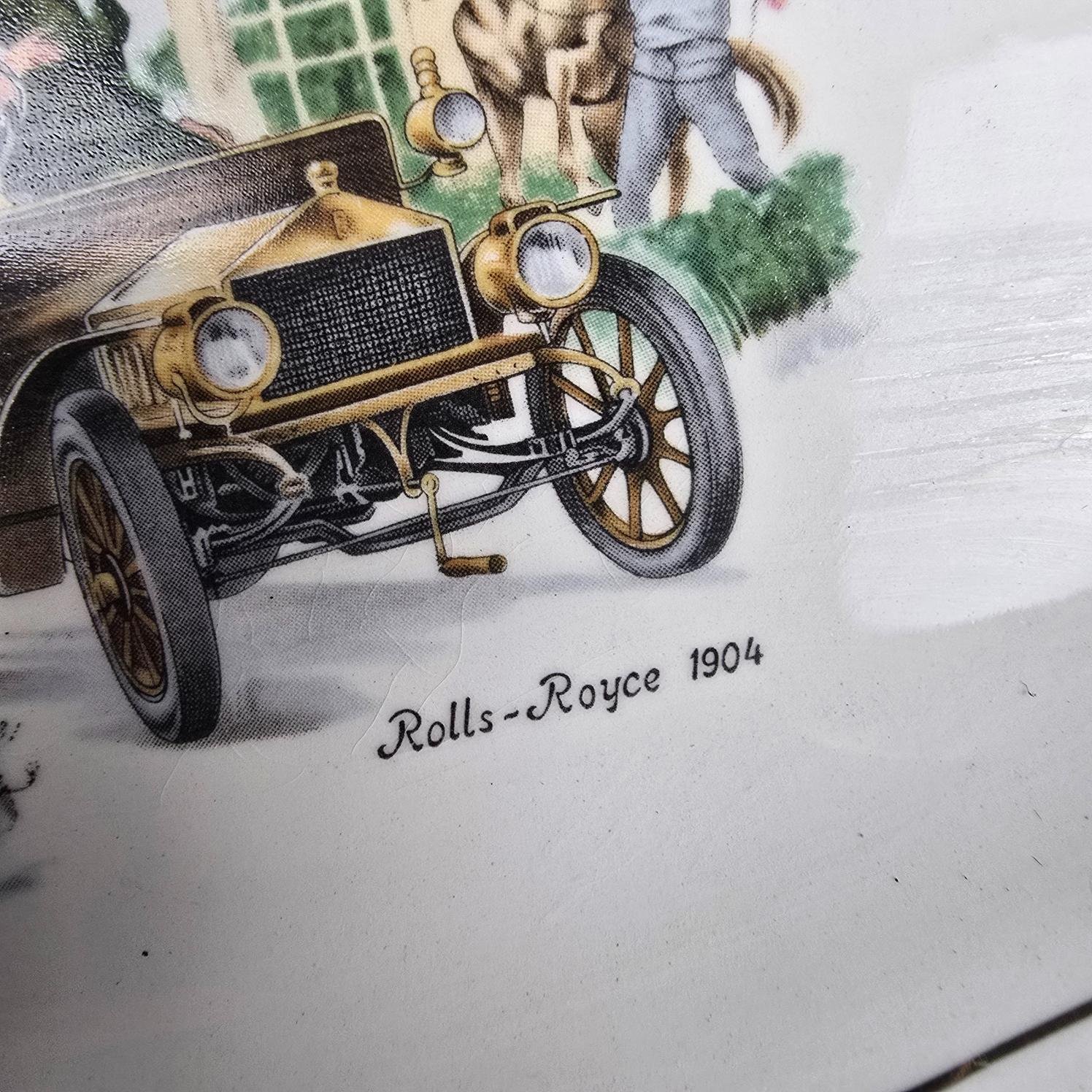 Gros plan sur la Rolls-Royce ancienne illustrée au centre du ravier