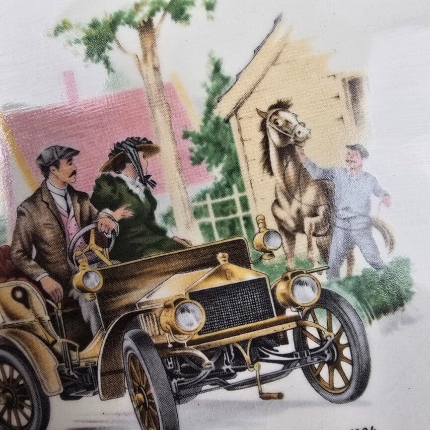 Détail du décor vintage du ravier avec cheval, personnages et poule