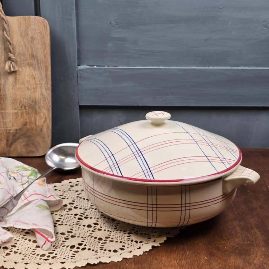 Soupière Gien Brigitte vintage en faïence crème, décor à carreaux rouges et bleus, mise en scène sur table en bois