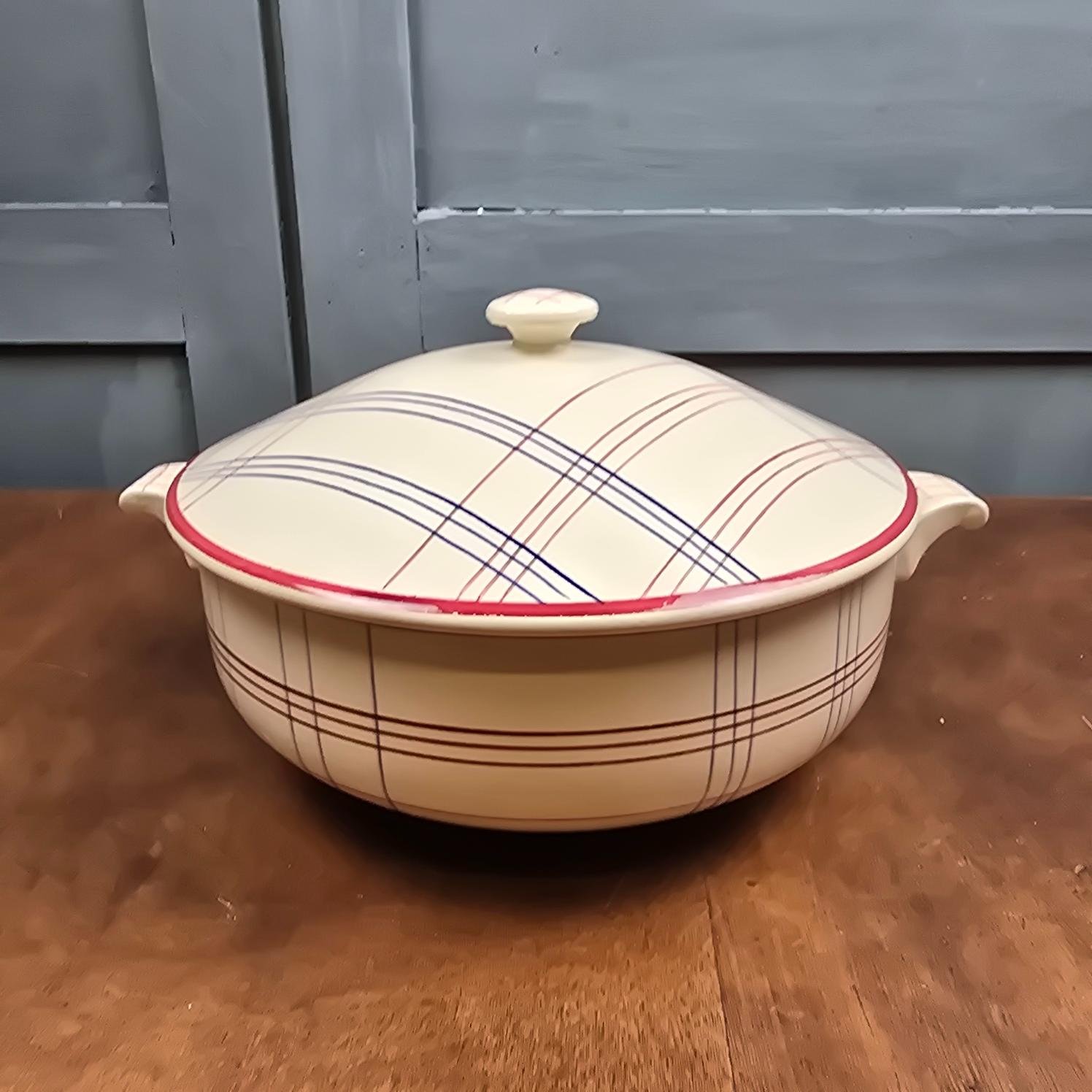 Soupière vintage Gien modèle Brigitte avec couvercle bombé et deux anses, vue de face