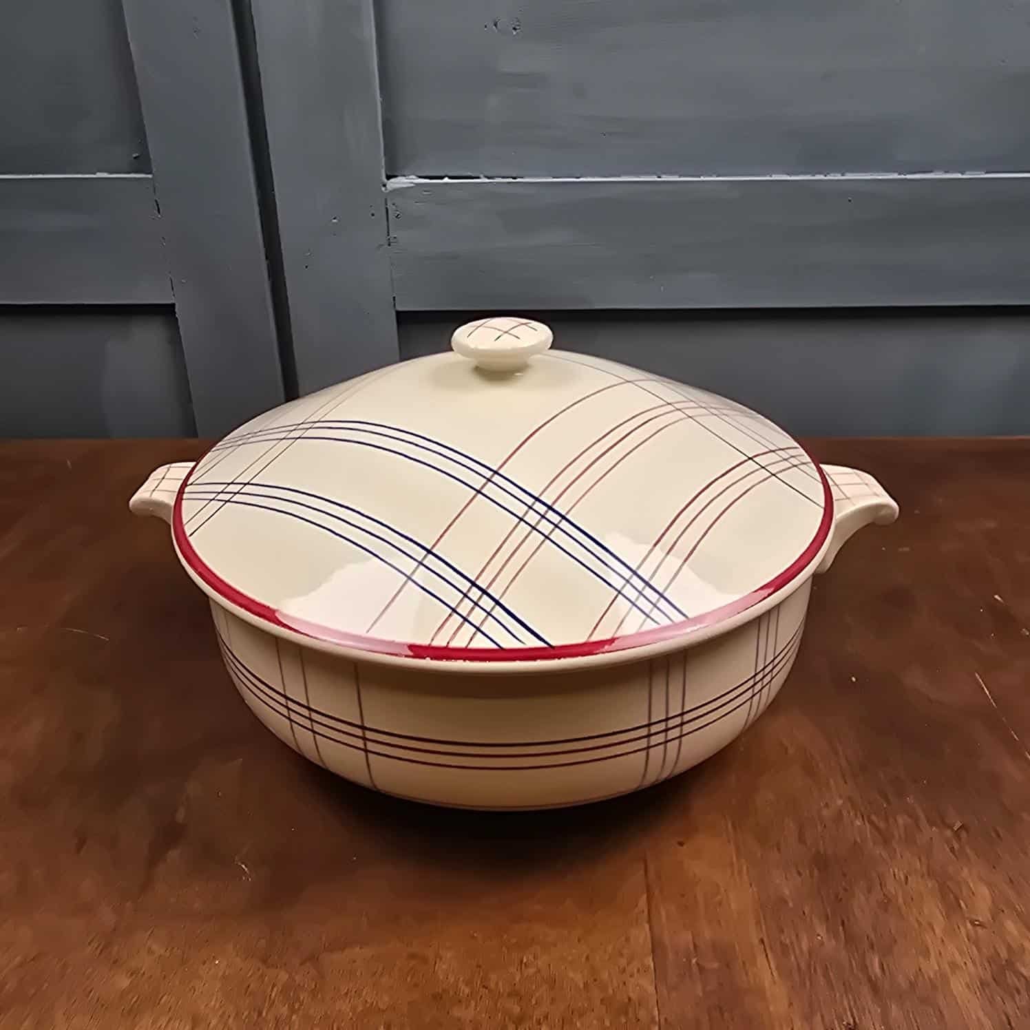 Soupière en faïence de Gien Brigitte, décor géométrique rouge et bleu, vue de trois quarts