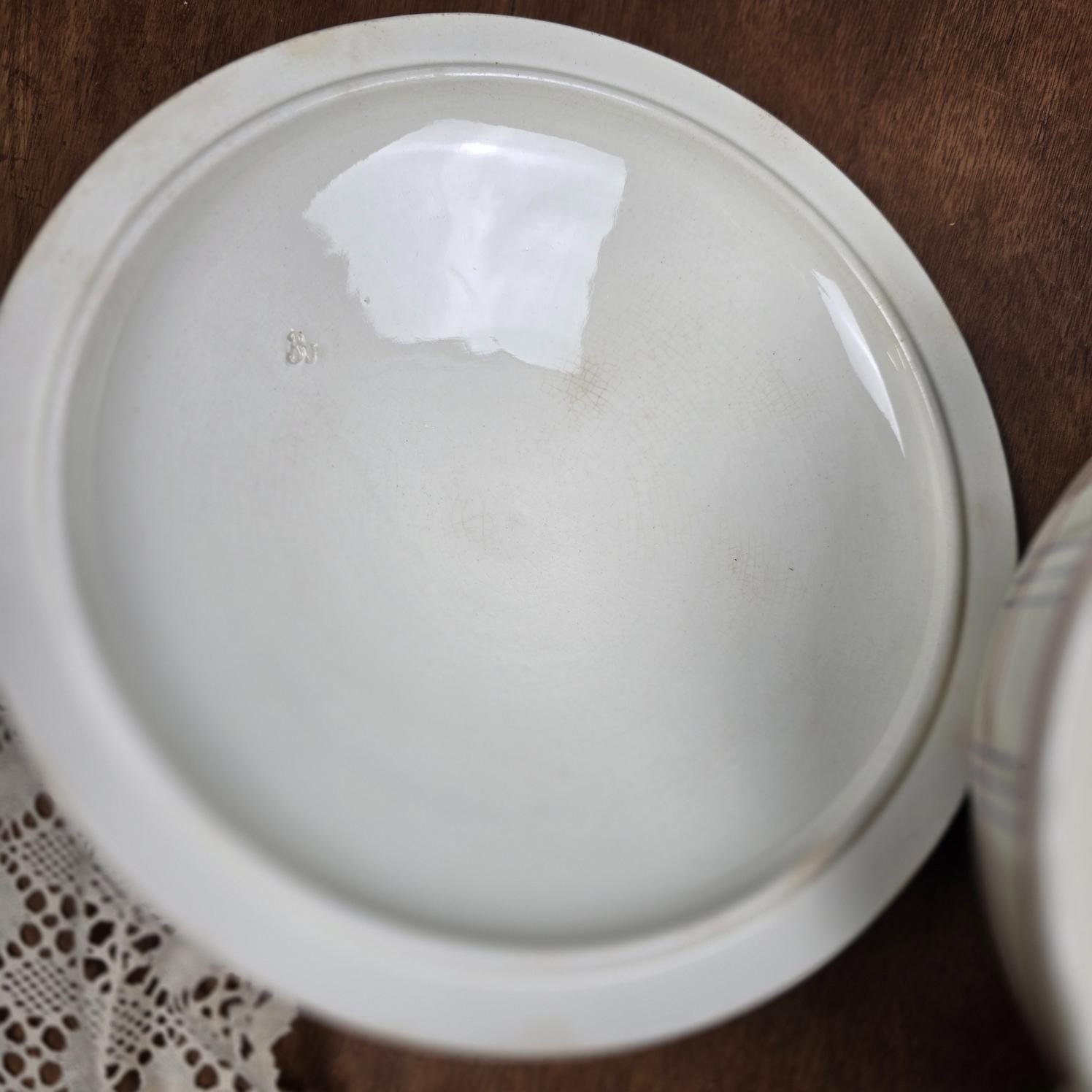 Vue du fond intérieur de la soupière Gien Brigitte en faïence crème
