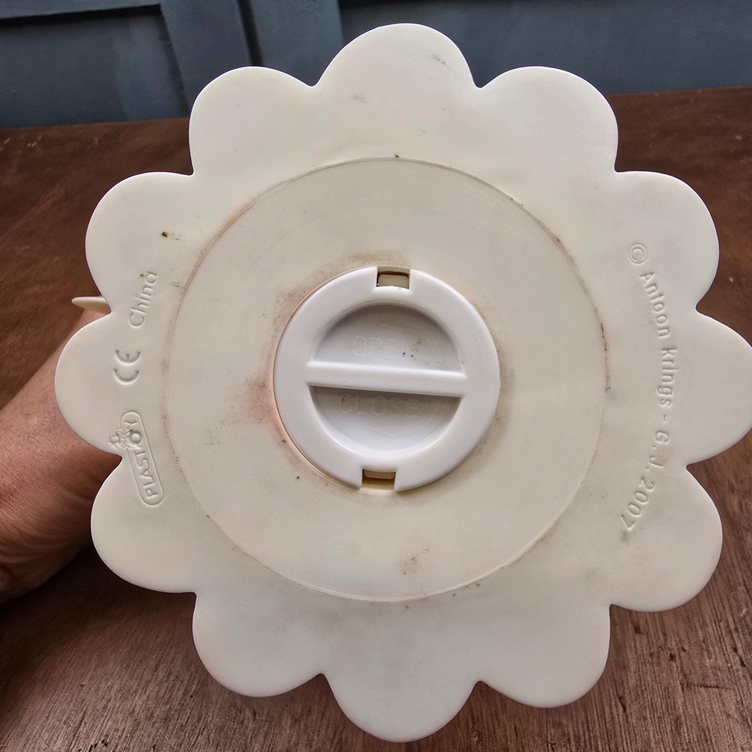 Dessous de la tirelire Mireille l’Abeille avec bouchon de fermeture