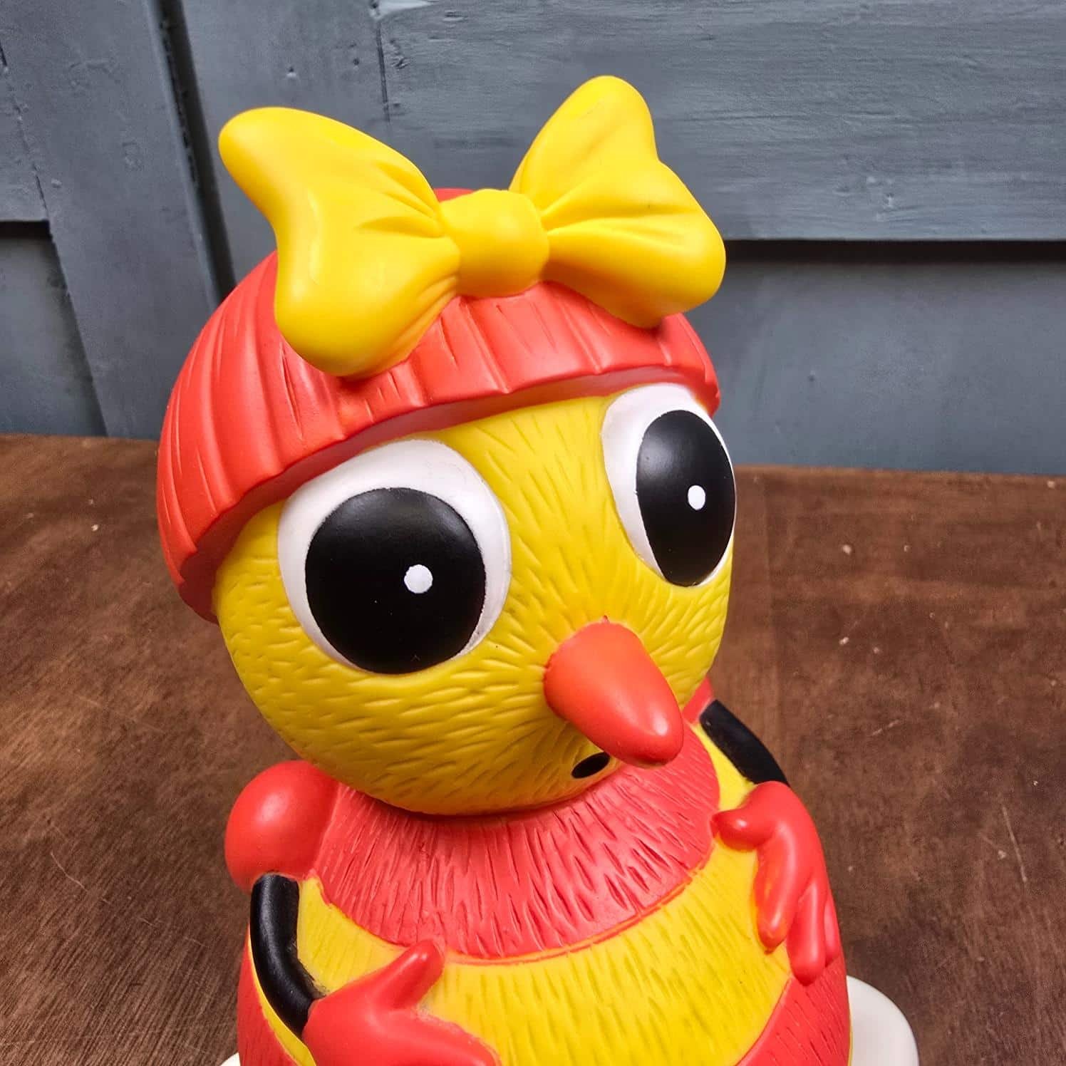 Gros plan du visage de Mireille l’Abeille, yeux ronds et nœud jaune