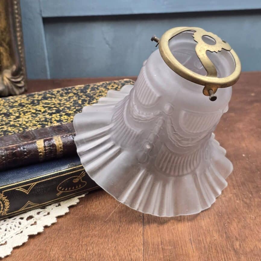 Tulipe de luminaire vintage à décor drapé et griffe en métal doré, vue de trois quarts