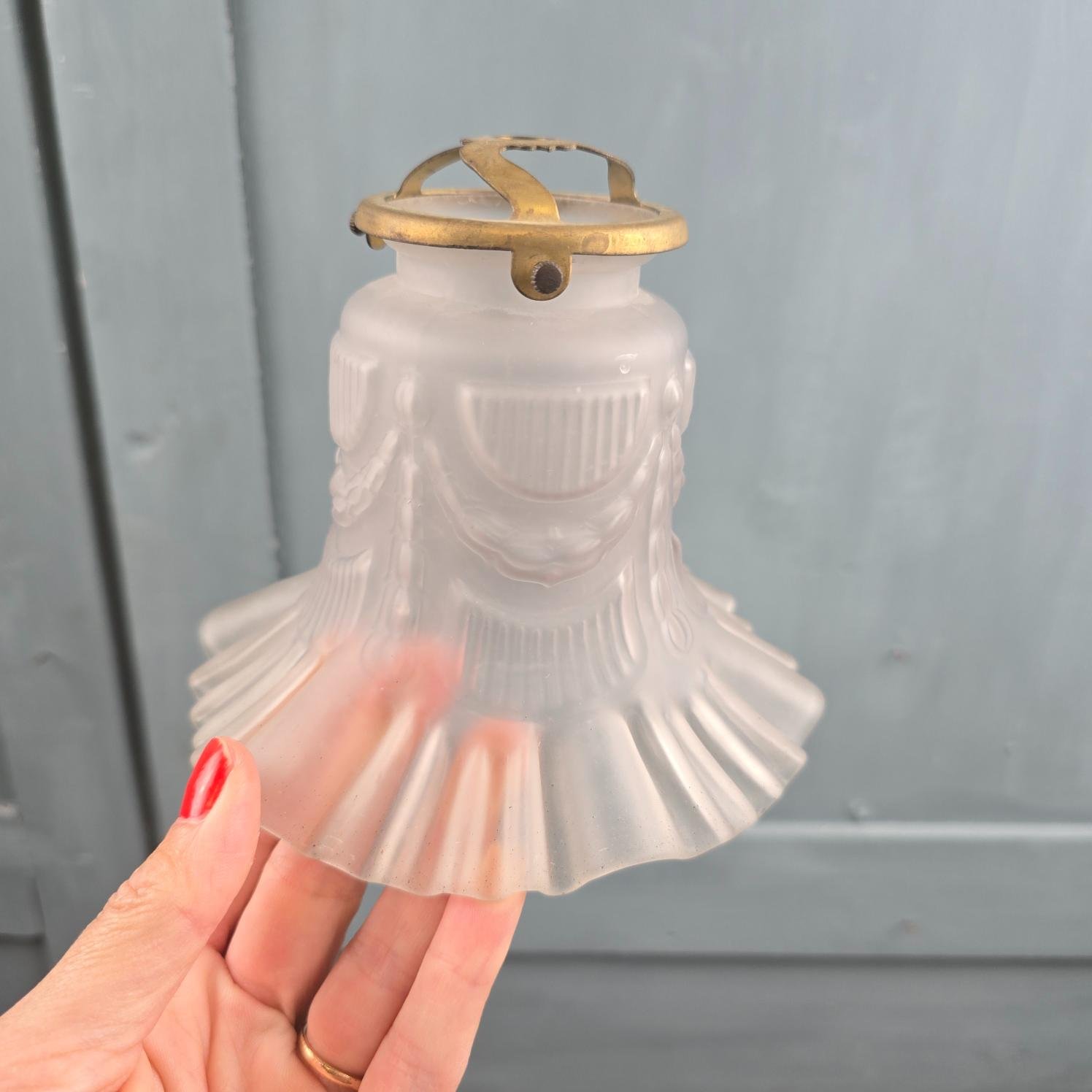 Abat-jour tulipe en verre dépoli à bord évasé, griffe de fixation à trois vis