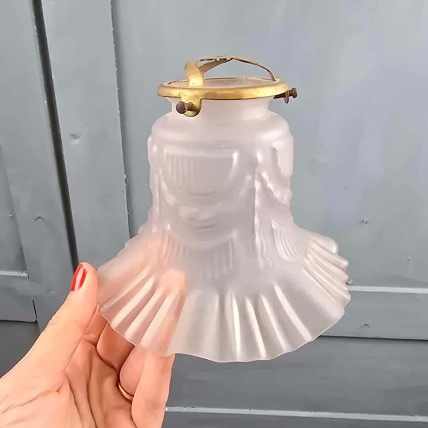 Tulipe de luminaire en verre satiné moulé, vue de face tenue à la main
