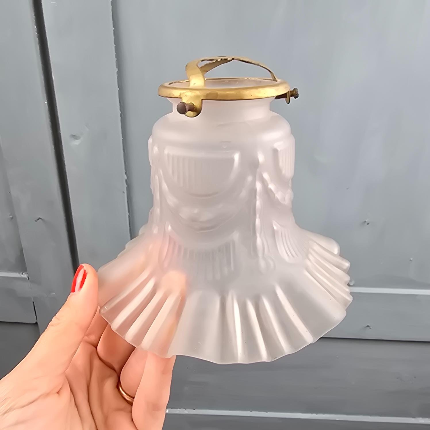 Tulipe de luminaire en verre satiné moulé, vue de face tenue à la main
