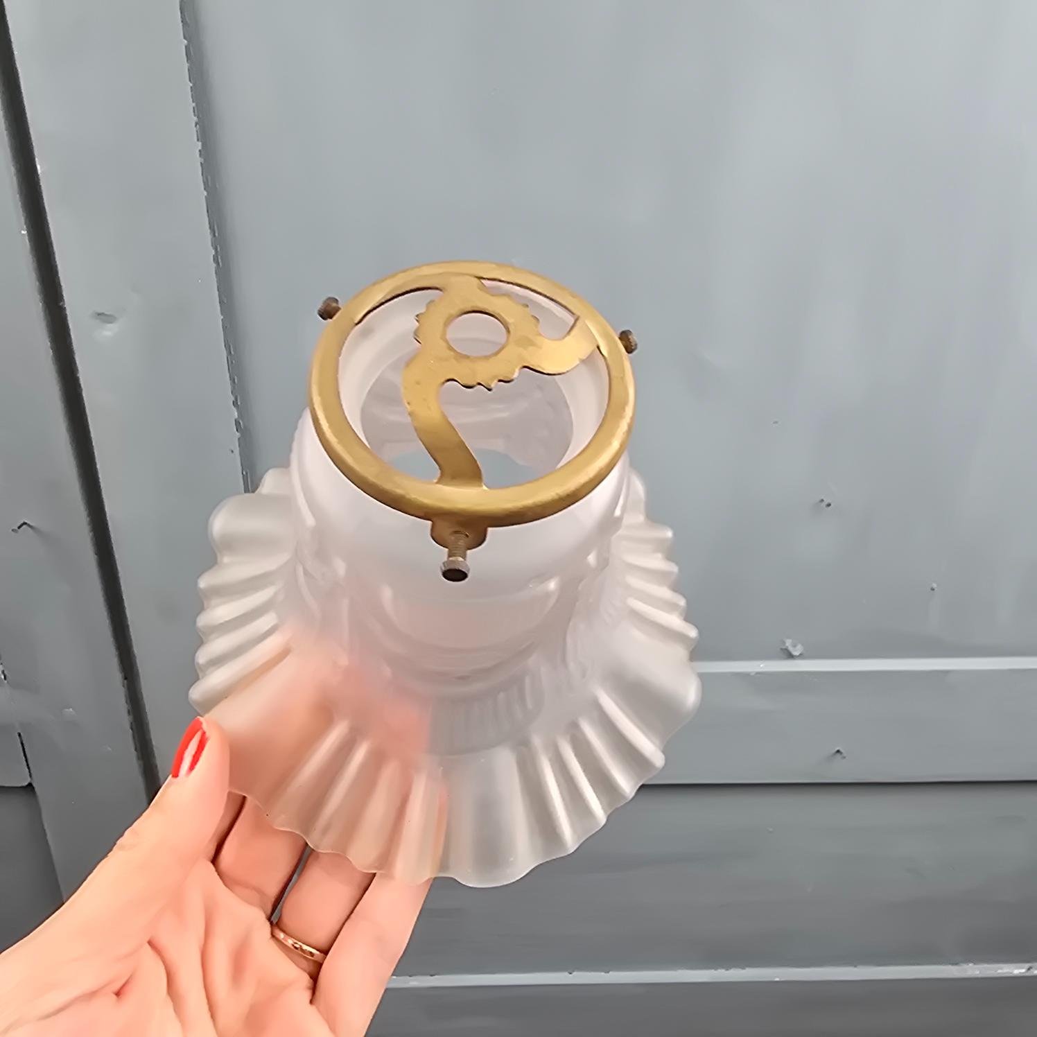 Tulipe ancienne en verre dépoli drapé vue de dessus avec sa griffe en métal doré