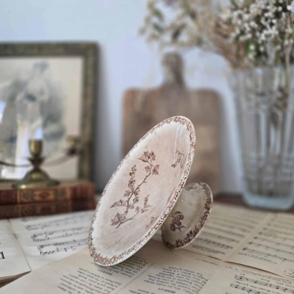 Compotier sur fond décoratif, style campagne chic, vue en situation