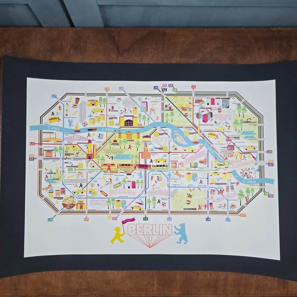 Vue générale de l’affiche illustrée du métro de Berlin encadrée sur fond sombre