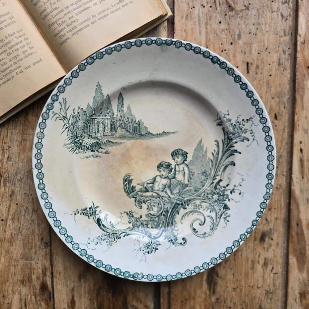 Assiette ancienne St Amand Trianon, décor chérubins verts sur fond patiné – vue stylée